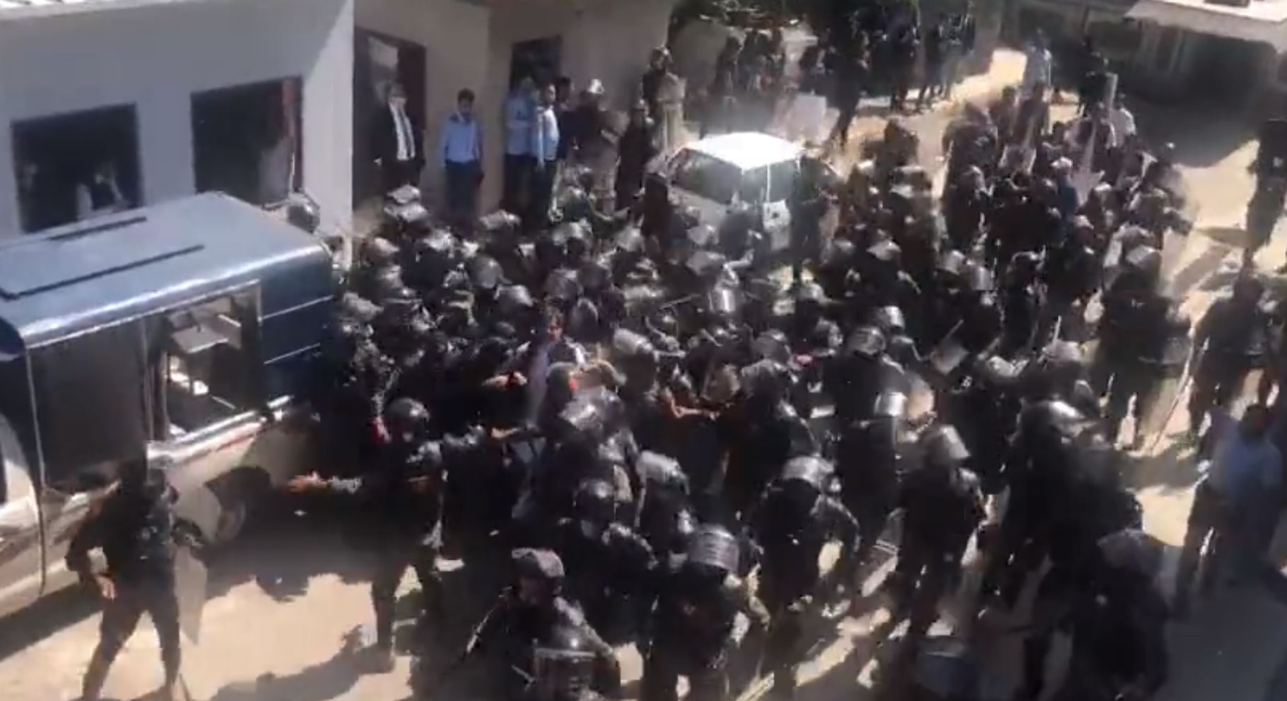 Aufnahmen zeigten eine große Anzahl von Bereitschaftspolizisten, die den ehemaligen pakistanischen Premierminister umzingelten, als er im vergangenen Mai verhaftet wurde
