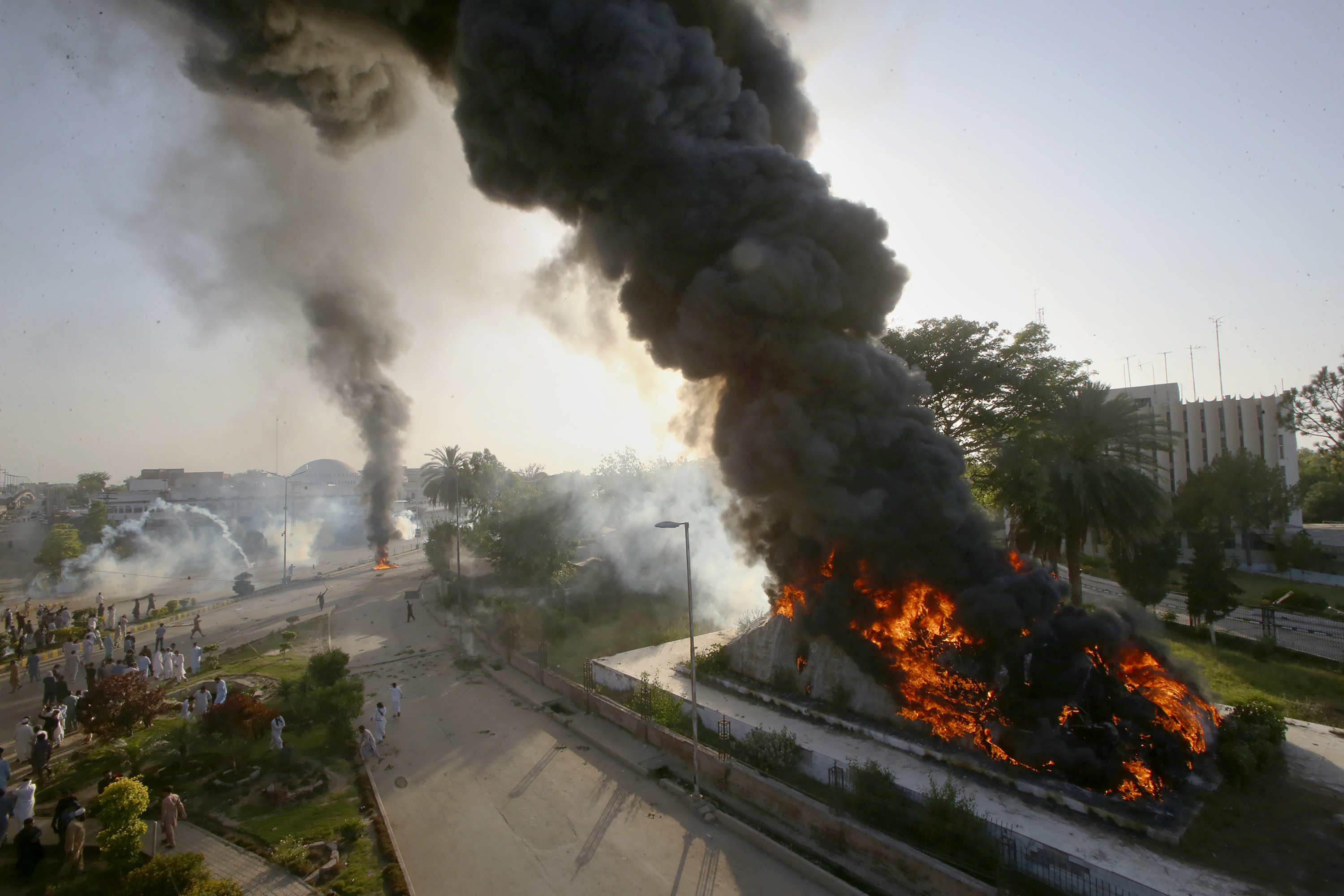 Rauch stieg in die Luft, nachdem Demonstranten nach seiner Festnahme in Pweshawar ein Feuer gelegt hatten