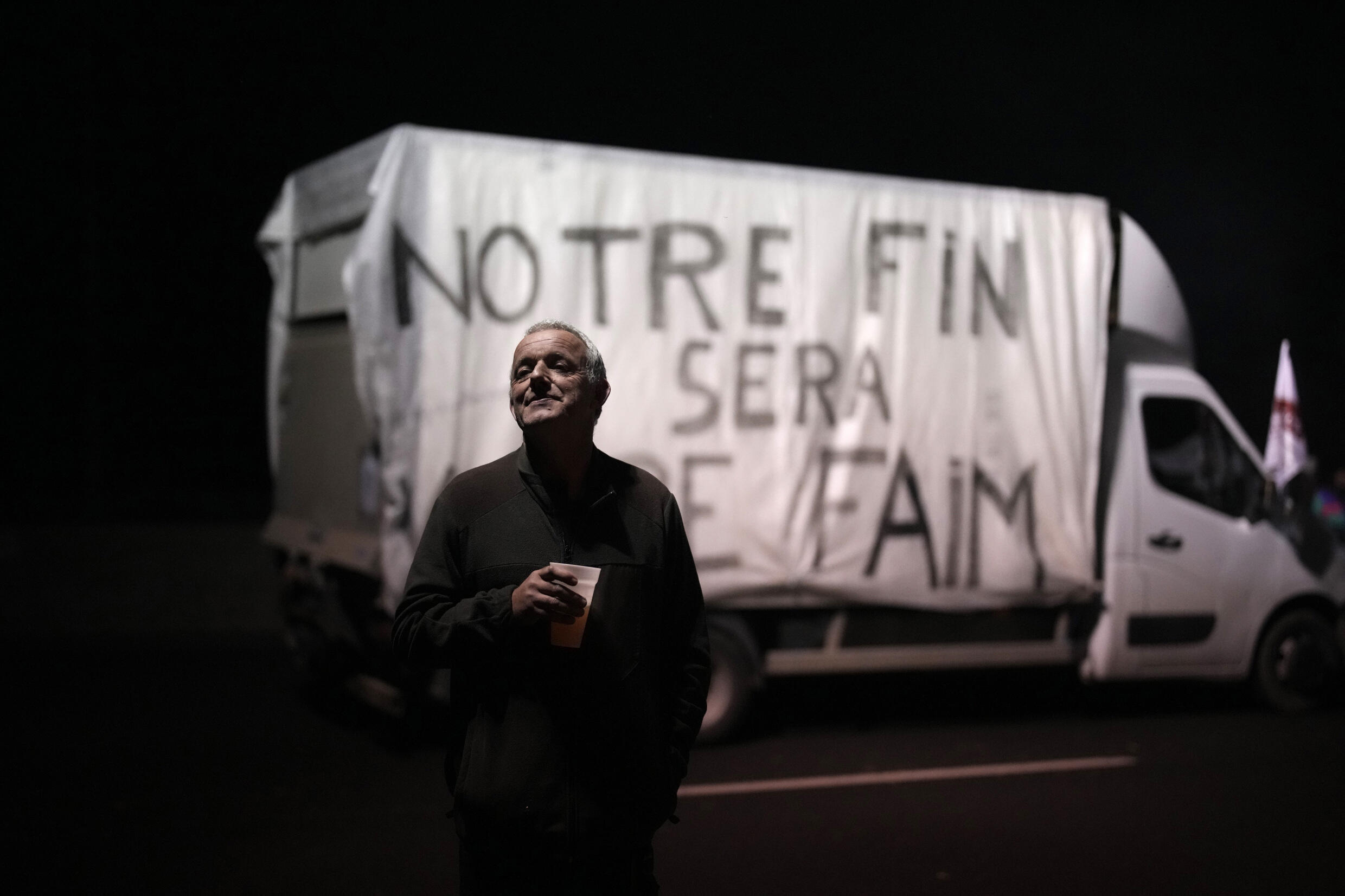 "Unser Ende wird dein Hunger sein" liest die Schrift auf einem Bauerntransporter, der am 29. Januar 2024 auf einer Autobahn in der Nähe von Argenteuil, nördlich von Paris, geparkt ist.