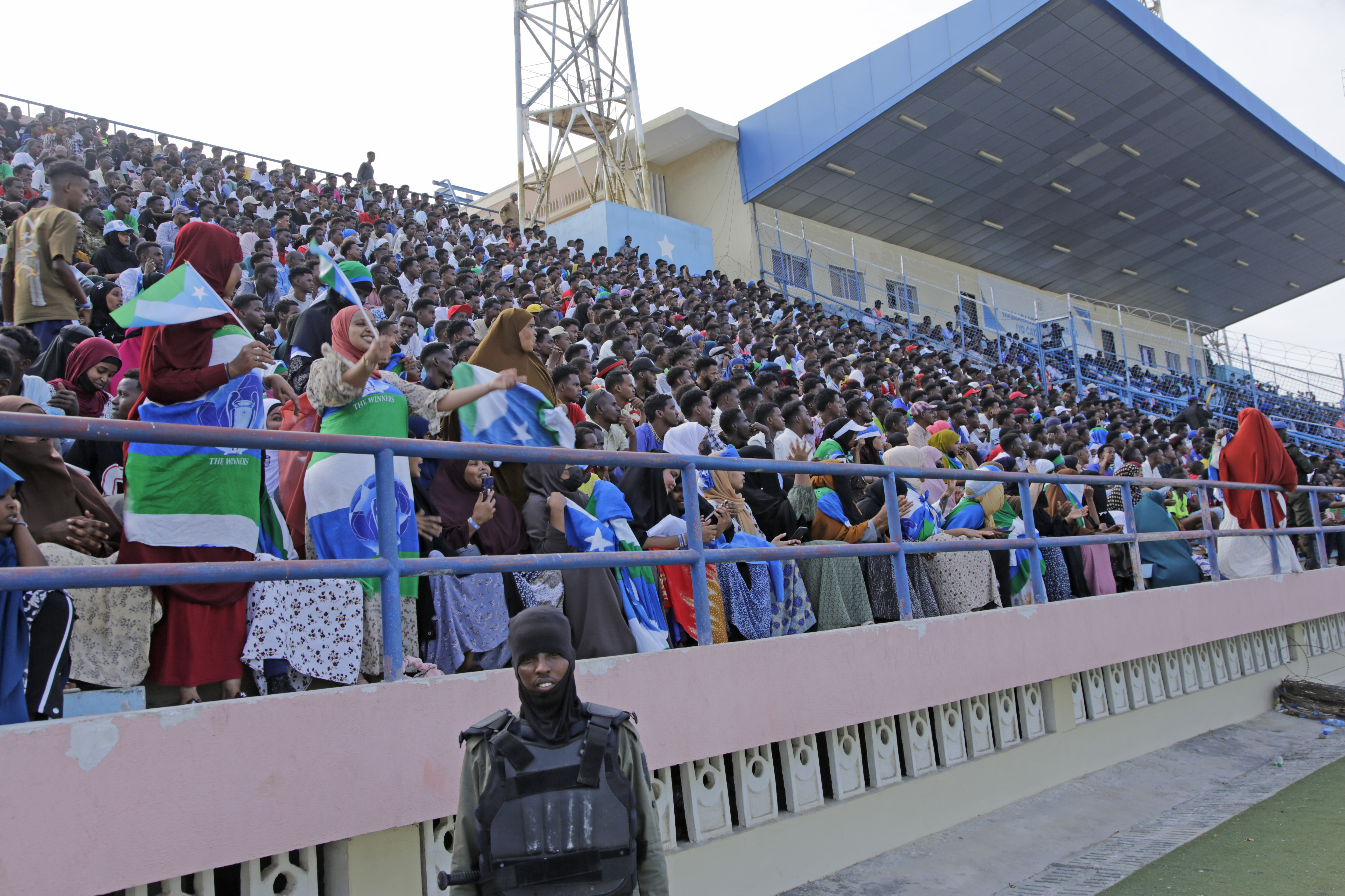 Fans verfolgen das Fußballligaspiel zwischen Hirshabele und Jubaland im renovierten Stadion