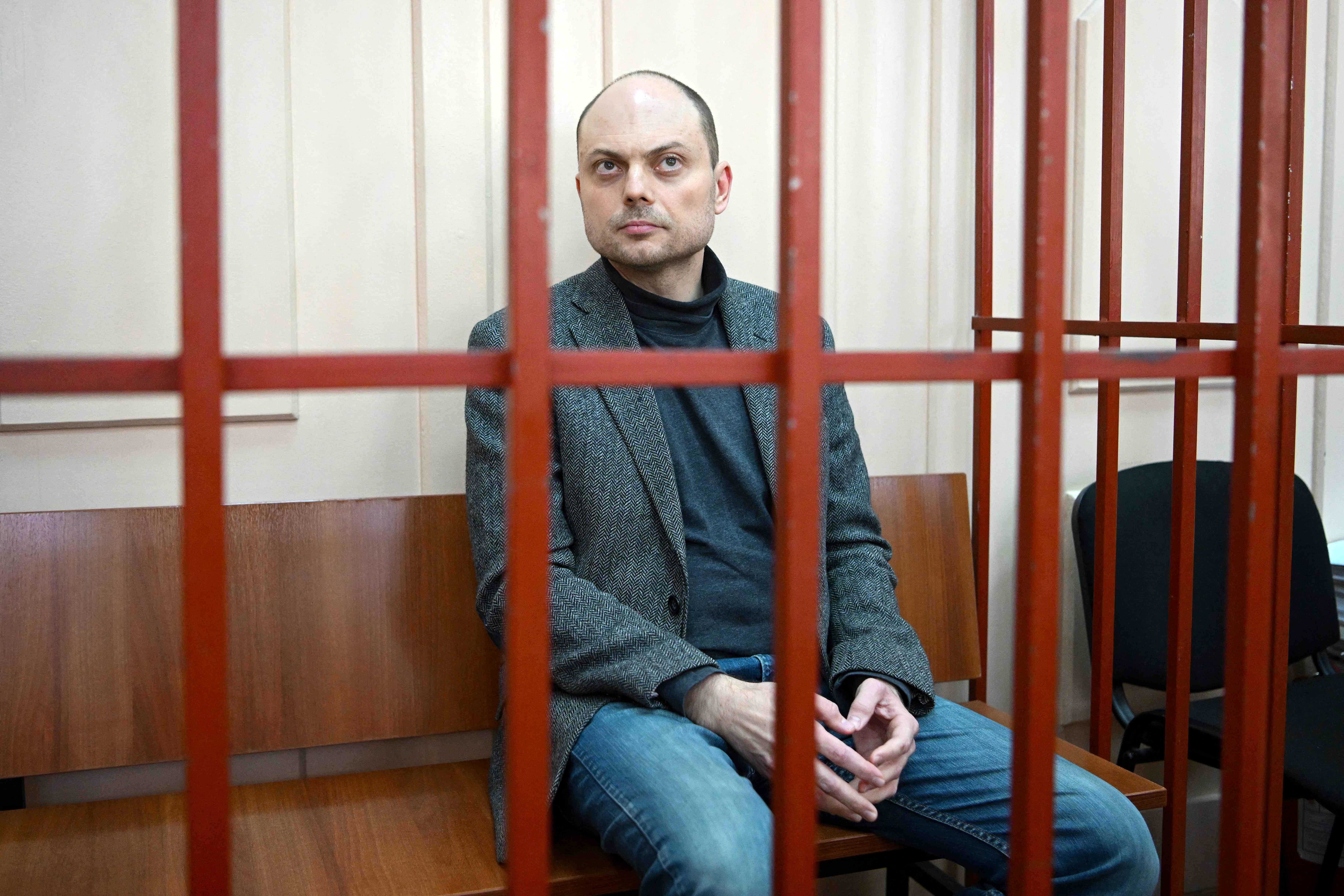 Kara-Murza ist hinter Gittern abgebildet, kurz bevor er im April 2023 zu 25 Jahren Haft verurteilt wurde