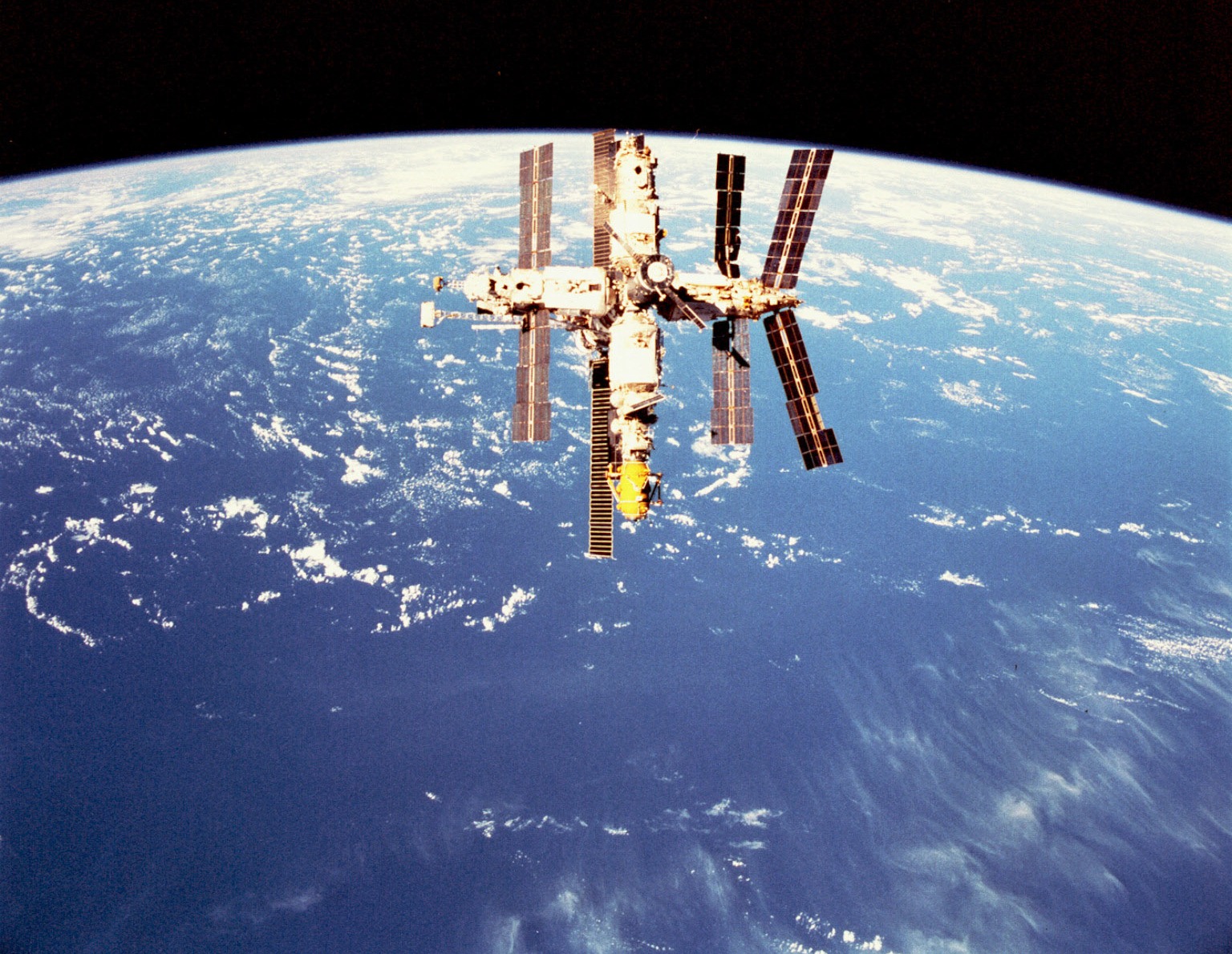 Die russische Raumstation Mir wurde in den Ozean geschickt und verbleibt dort seitdem 2.670 Kilometer von den nächsten Menschen und Land entfernt