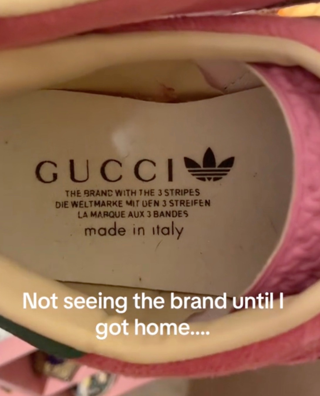 Bei näherer Betrachtung erkannte sie, dass es sich um eine Zusammenarbeit zwischen Gucci und Adidas handelte