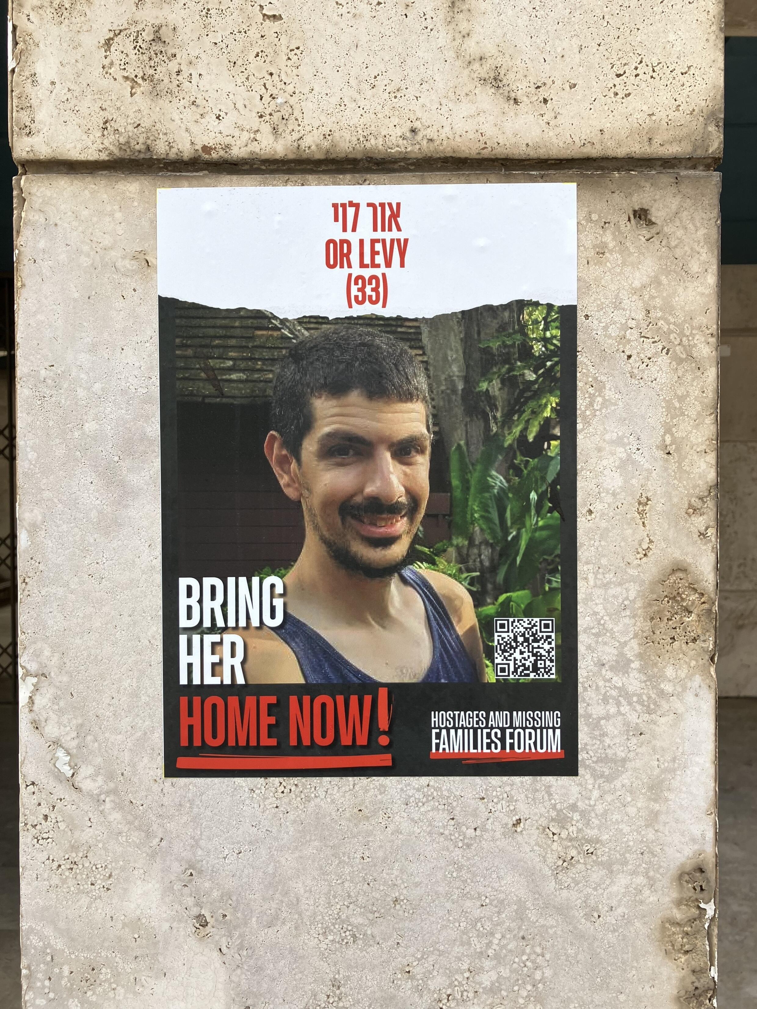 Ein Plakat mit dem Gesicht der Hamas-Geisel Or Levy auf den Straßen von Tel Aviv am 2. Januar 2024.