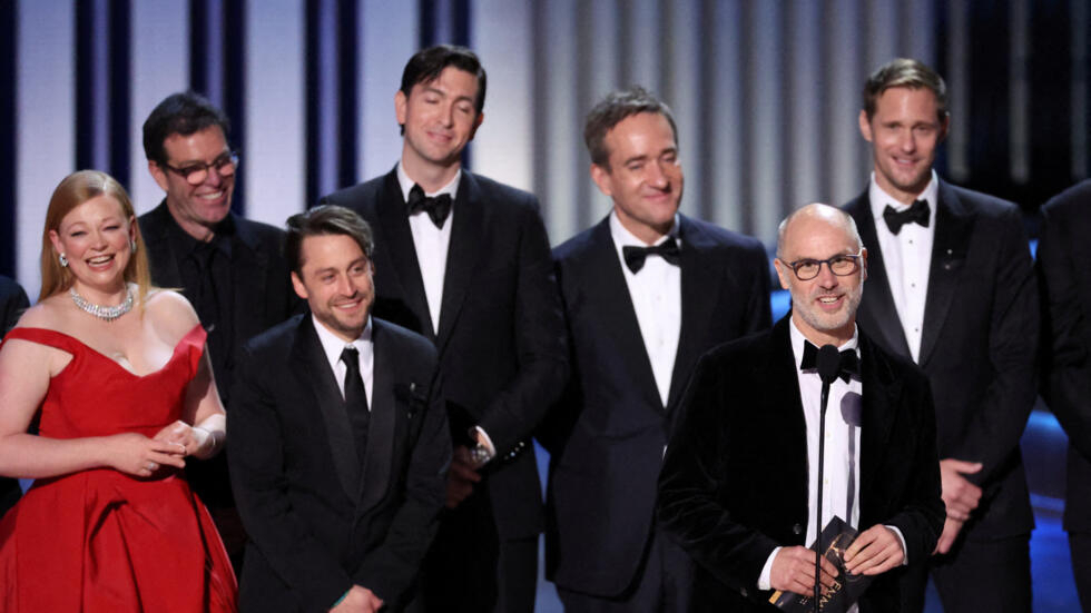 Jesse Armstrong nimmt den Preis für die herausragende Dramaserie für „Succession“ bei den 75. Primetime Emmy Awards in Los Angeles, Kalifornien, USA, am 15. Januar 2024 entgegen.