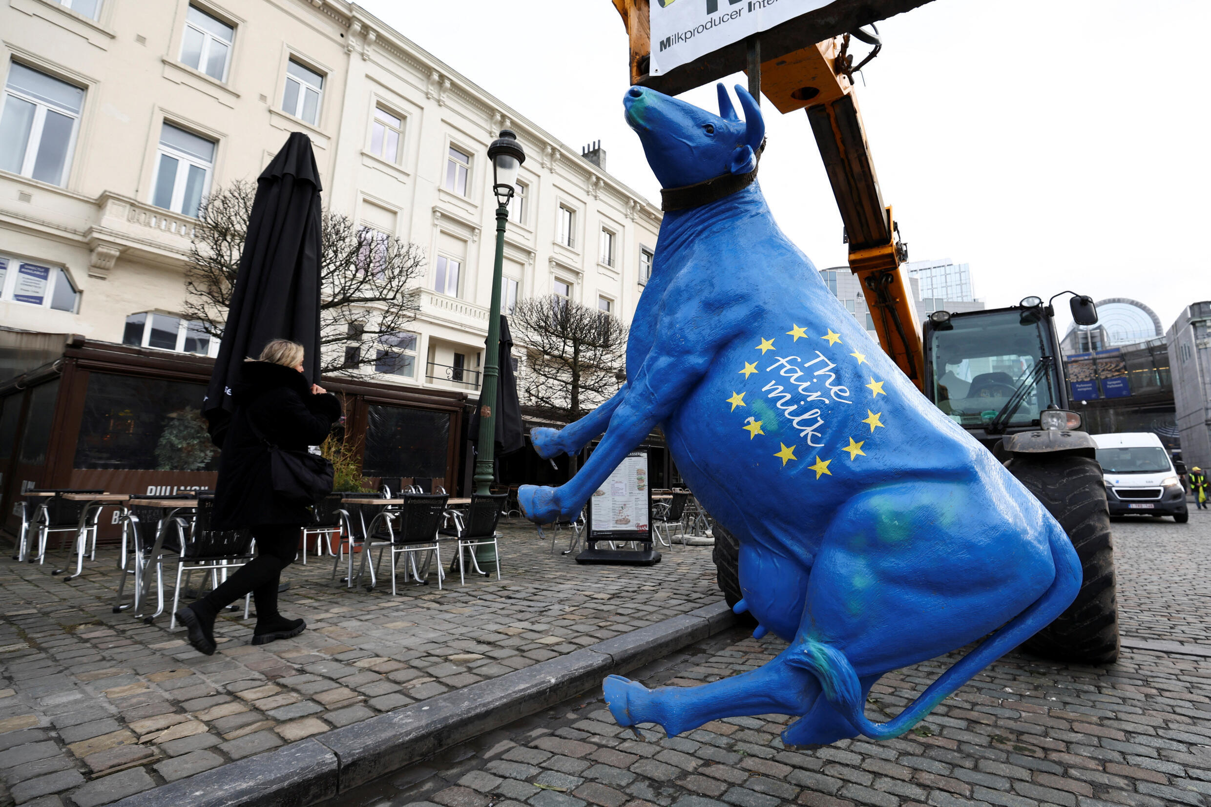 Eine Kuhfigur hängt an einem Fahrzeug, während französische Bauern am 24. Januar 2024 in der Nähe des Europäischen Parlaments in Brüssel, Belgien, protestieren.
