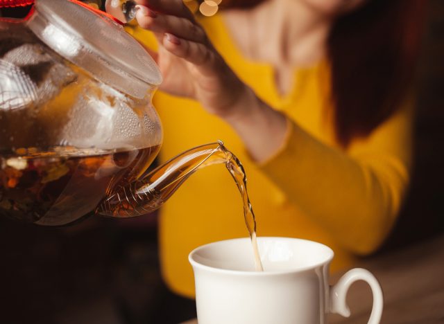 Frau gießt Tee ein, Konzept mit Tipps für schnelleren Gewichtsverlust nach 40