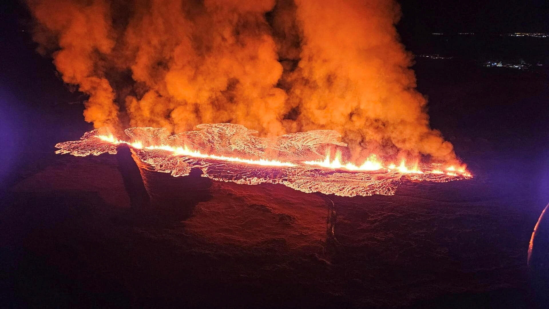 Ein Vulkan spuckt Lava und Rauch, als er am 14. Januar 2023 auf der Halbinsel Reykjanes in Island ausbricht.