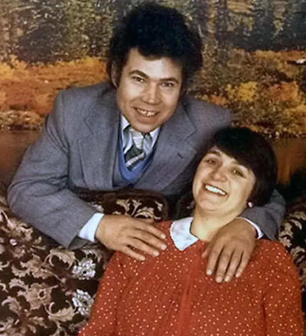 Fred mit seiner verdorbenen Frau Rose, die wegen der Tötung von zehn Mädchen zu lebenslanger Haft verurteilt wurde