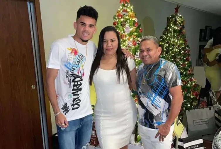 Luis mit seiner Mutter und seinem Vater Luis Manuel