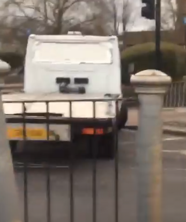 Bevor das Video abrupt endet, sieht man den Mann, der seinen Transporter benutzt hat, wegfahren