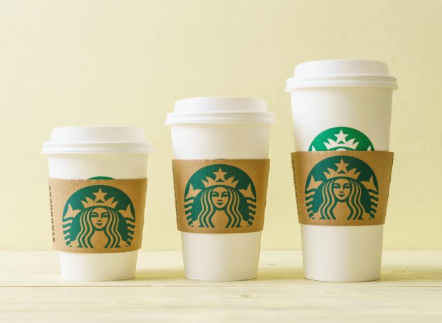 Starbucks-Becher in verschiedenen Größen