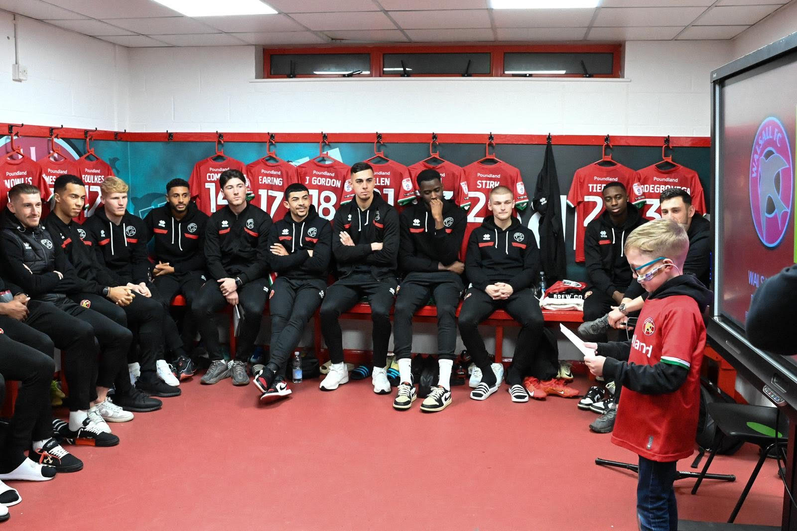 Der kleine Alfie Donnelly, 10, hält einen Teamvortrag mit seinen Walsall-Helden