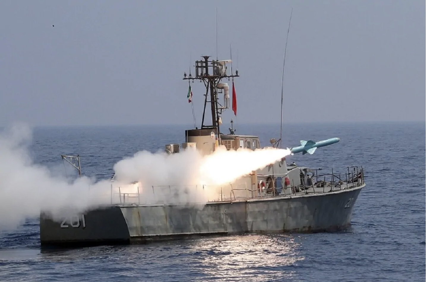Dieses iranische Militärschiff feuerte diese Nasr-Rakete während einer Übung im Jahr 2020 ab.