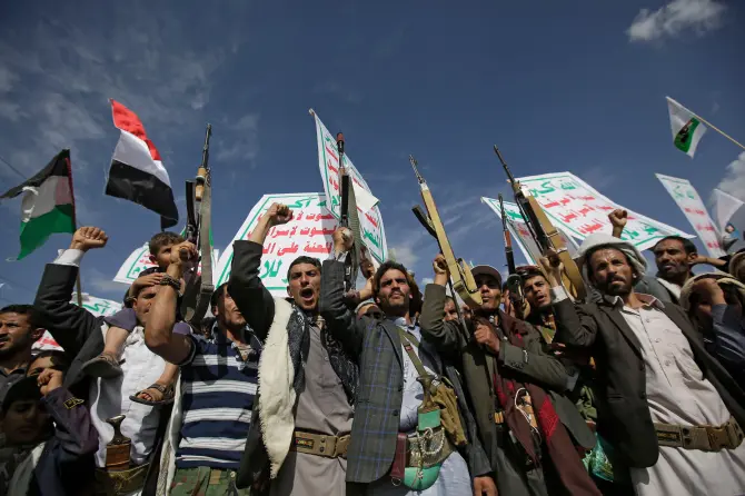 Die Huthi-Rebellen (im Bild) sind eine vom Iran unterstützte Gruppe, die Schiffe im Roten Meer angreift