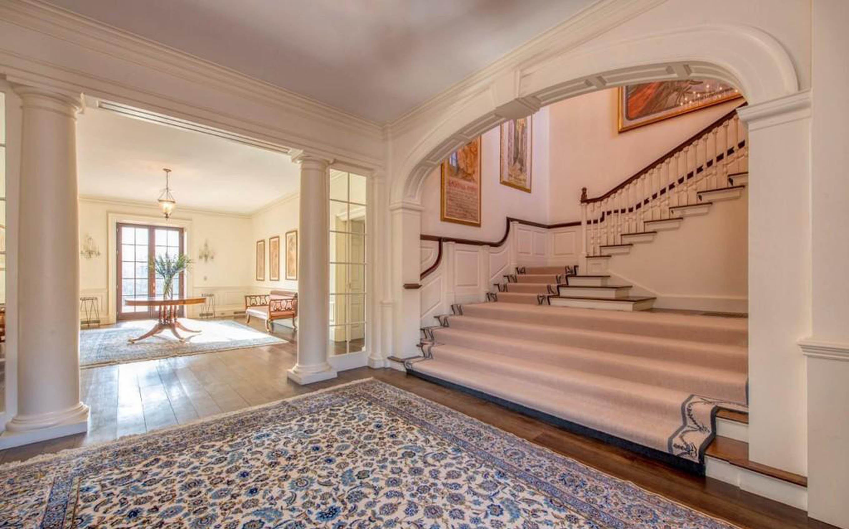 Die breiten Treppen und hohen Decken sind der Traum eines jeden Hausbesitzers