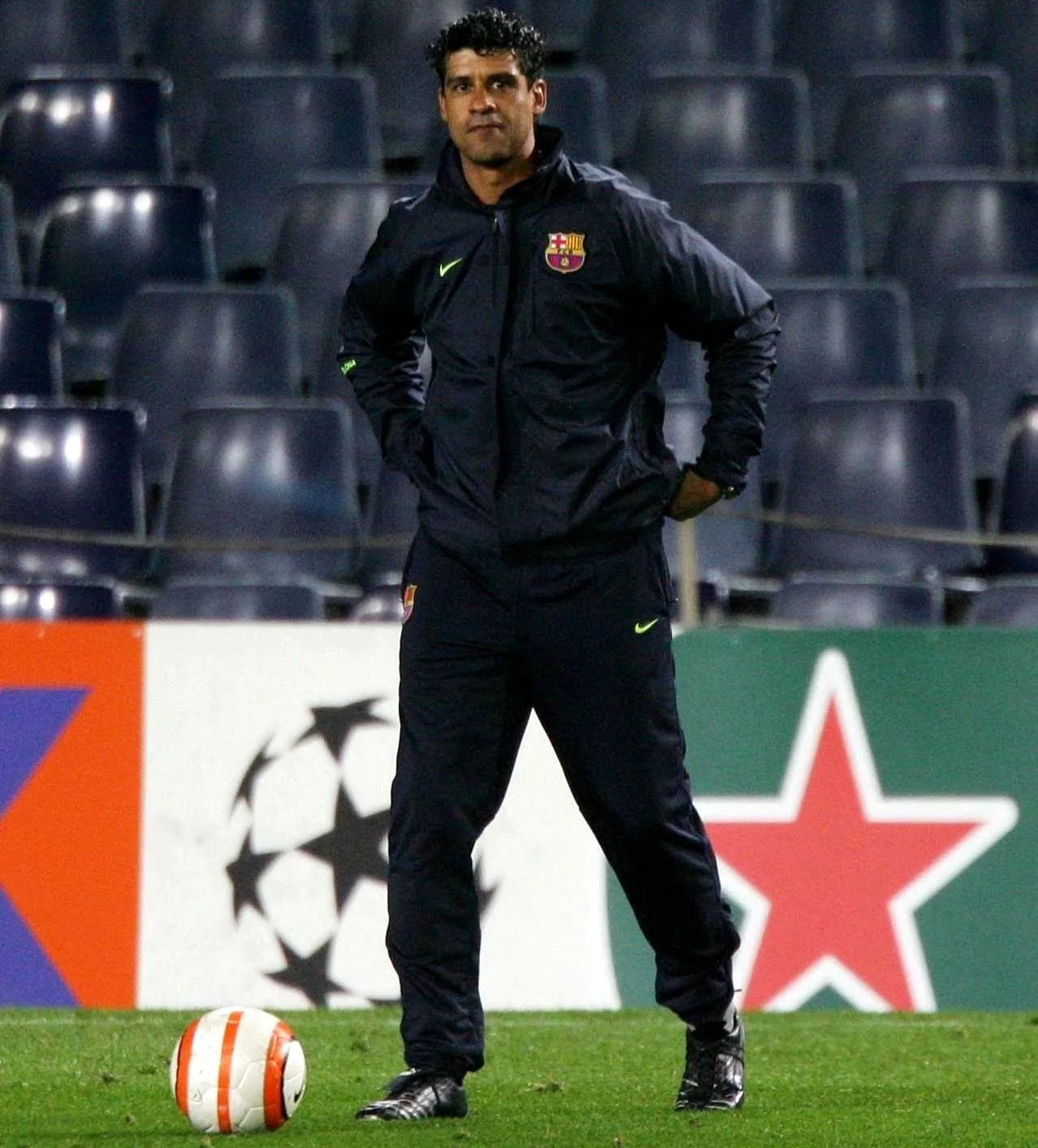 Barcelonas Trainer Frank Rijkaard könnte auf eine Rückkehr ins Nou Camp vorbereitet sein