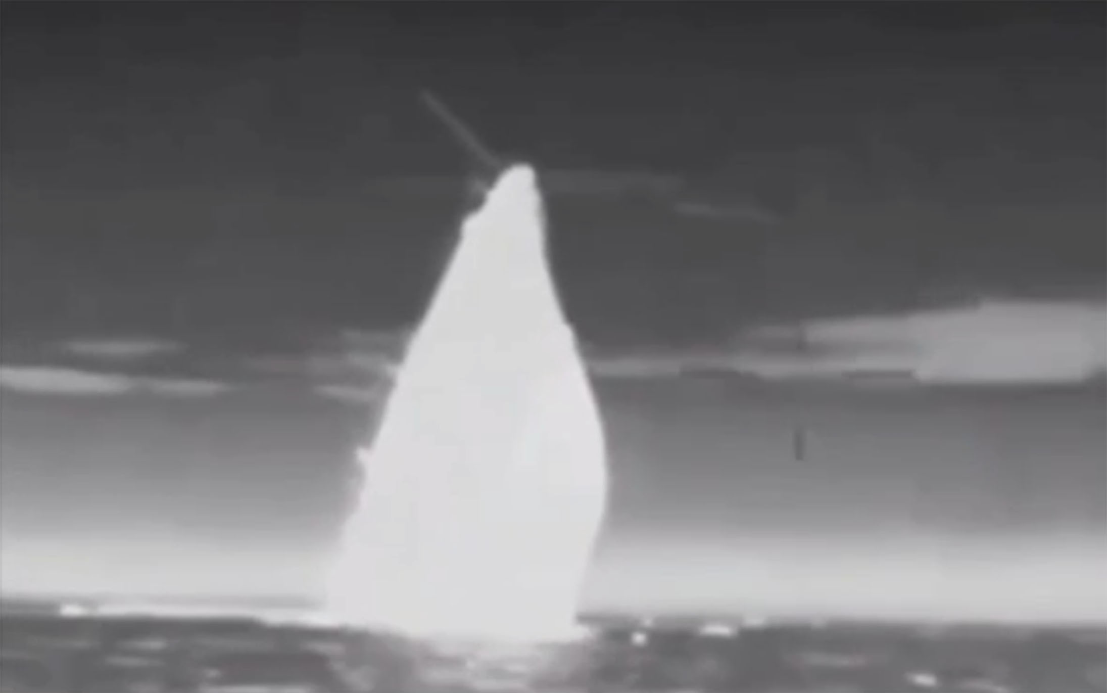 Das Filmmaterial zeigt die "Iwanowez" Das Schiff kippte dann zum Heck und sank