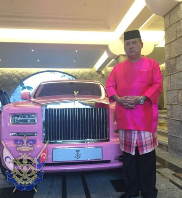 Der 65-Jährige rühmt sich eines ultra-luxuriösen Lebensstils, während er in seinem rosafarbenen Rolls Royce herumfährt
