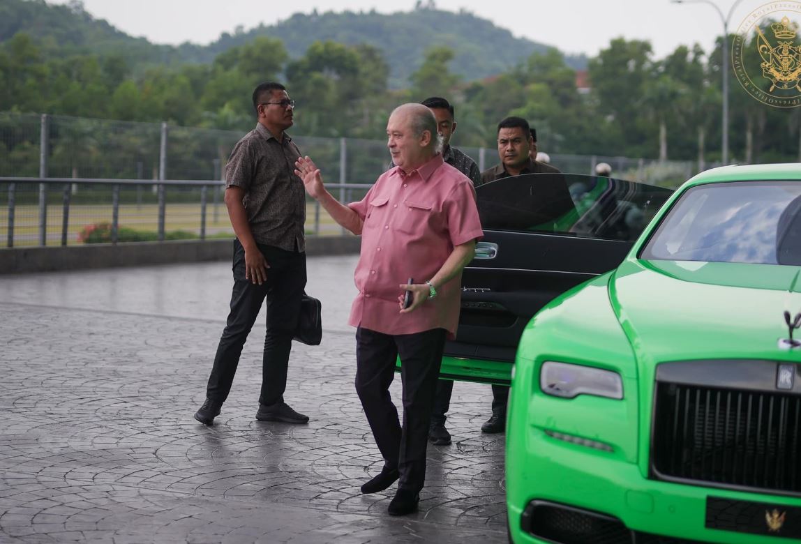 Der König hat auch einen leuchtend grünen Rolls Royce und erweitert damit seine unglaubliche Autosammlung mit mehr als 300 Fahrzeugen