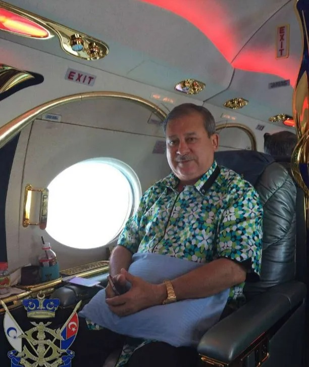 Der milliardenschwere Monarch fliegt mit seiner eigenen Privatjet-Flotte umher, zu der auch eine Boeing 737 gehört