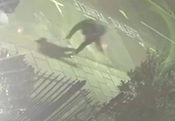 Aufnahmen zeigten, wie ein Mann stolperte, als er vom Tatort flüchtete