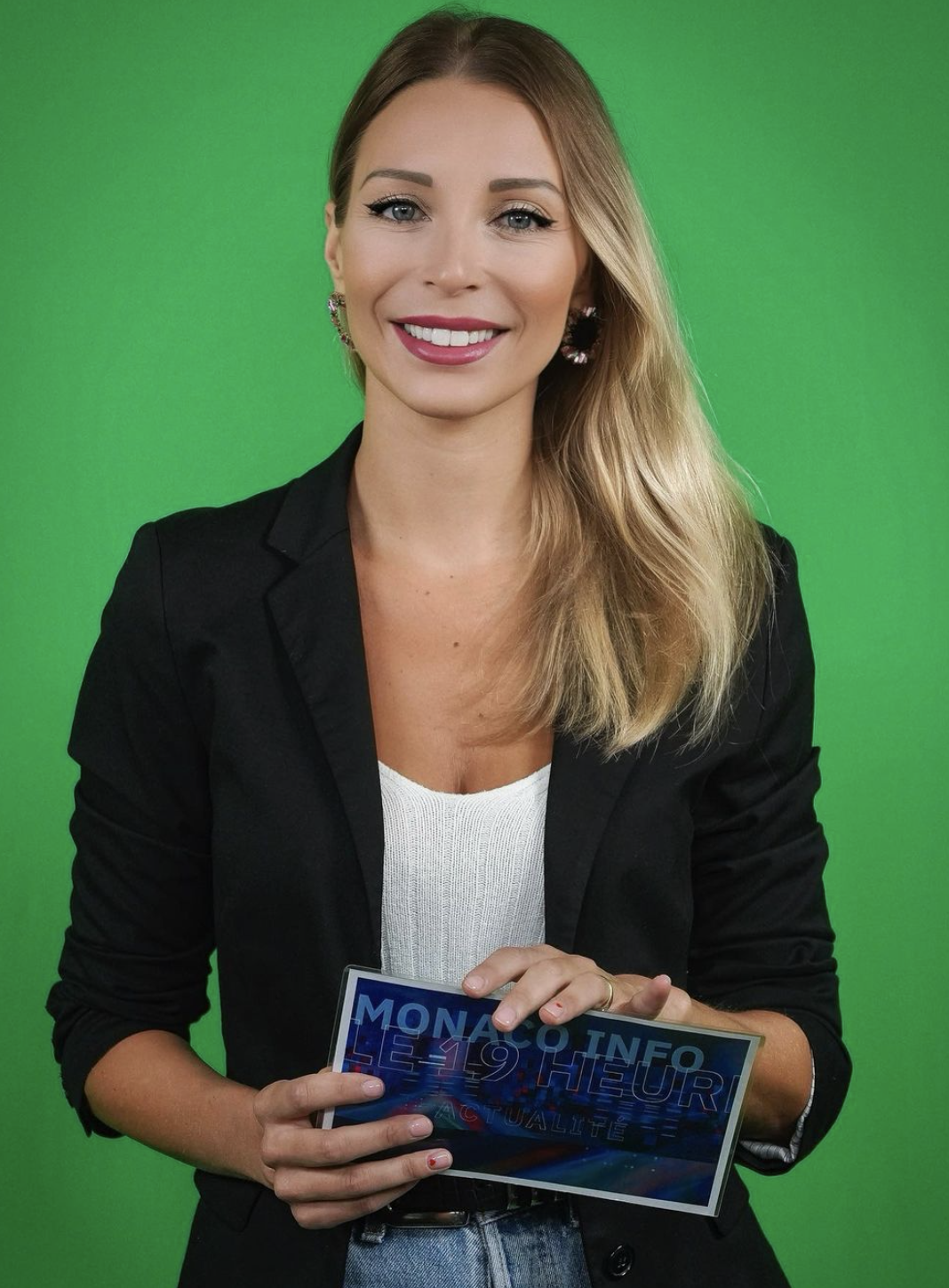 Julia arbeitet als Fernsehjournalistin in Monaco