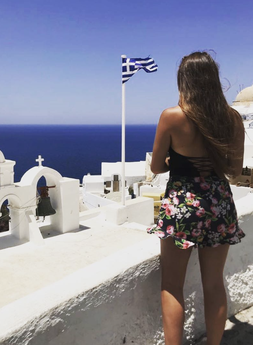 Laurena und Julien genossen eine romantische Reise nach Santorini, Griechenland