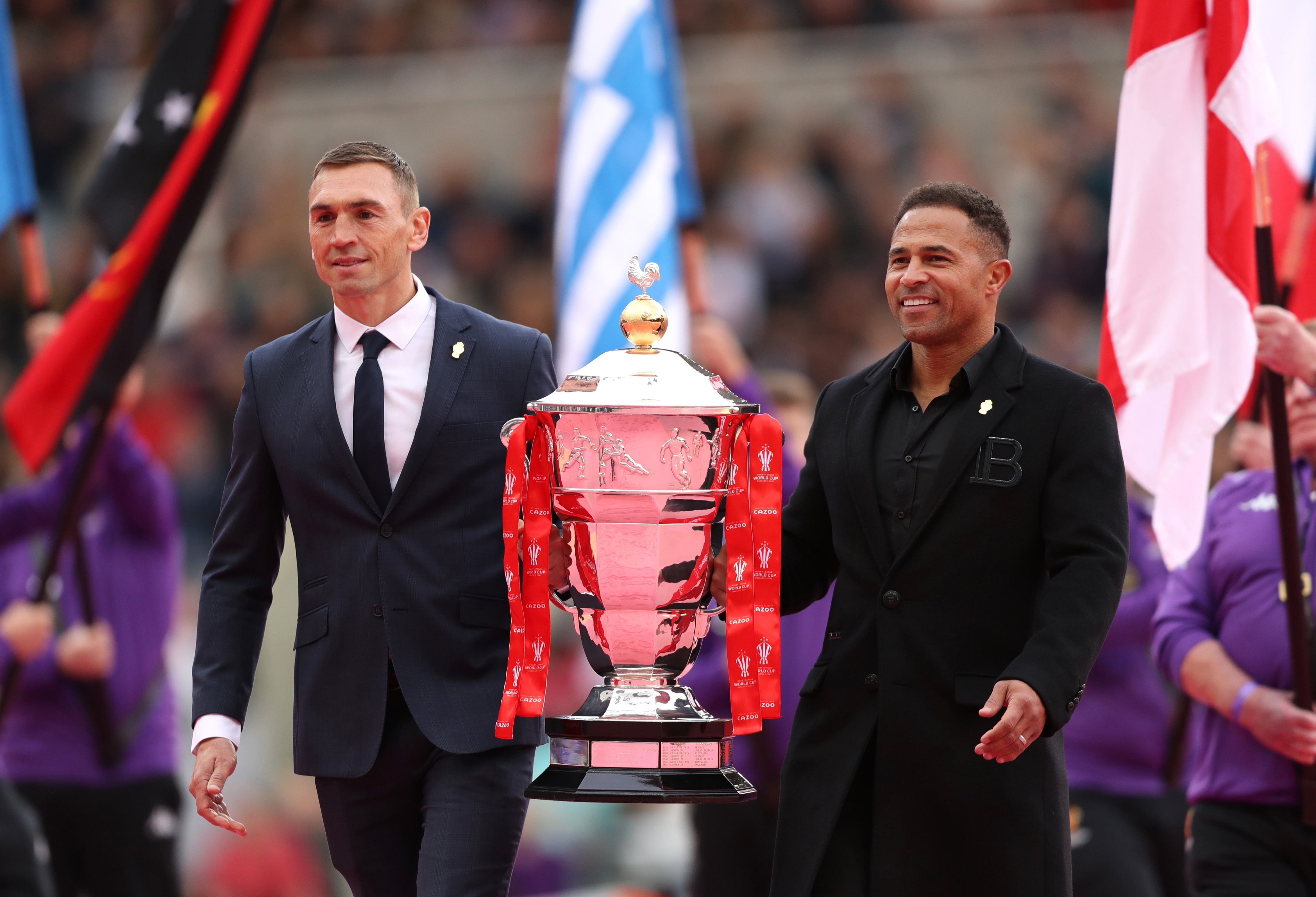 Kevin Sinfield und Robinson tragen die Trophäe des Rugby League World Cup 2021 während der Eröffnungszeremonie im St. James' Park