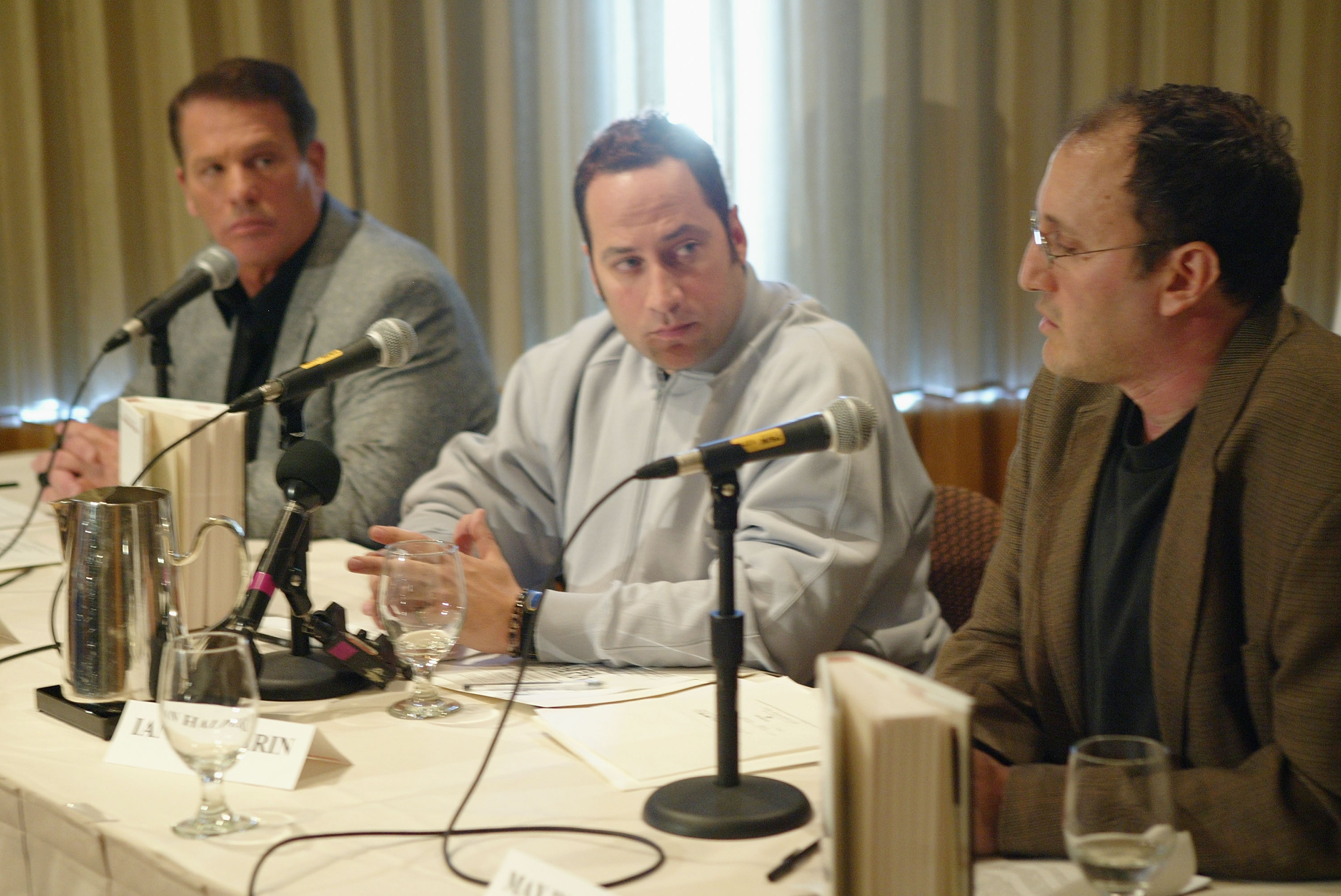 Privatdetektiv Tom Grant (links) mit den Autoren Ian Halperin (Mitte) und Max Wallace (rechts) bei einer Pressekonferenz im April 2004
