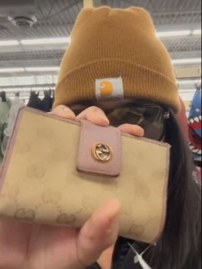 Sie fand eine Gucci-Geldbörse, die zwischen den Geldbörsen im Gebrauchtwarenladen versteckt war
