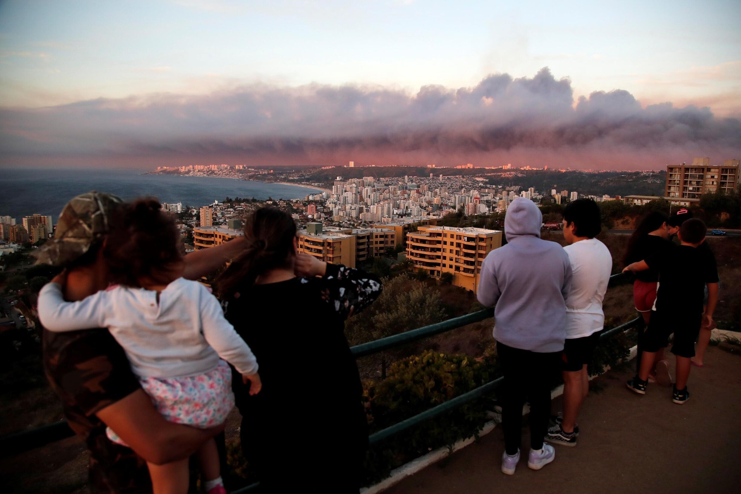 Die Brände haben Valparaiso in eine dicke Rauchpilzwolke eingehüllt.