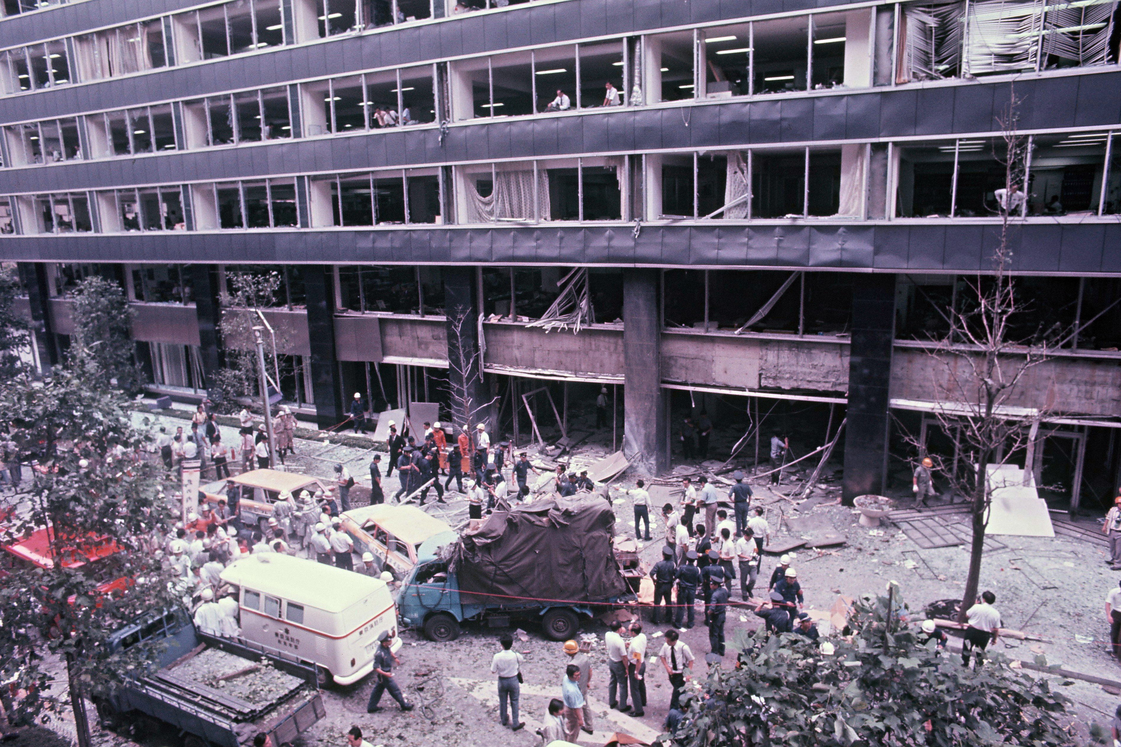 Glasfenster werden weggesprengt, nachdem 1974 in Tokio eine EAAJAF-Bombe das Hauptquartier von Mitsubishi Heavy Industries in die Luft sprengt