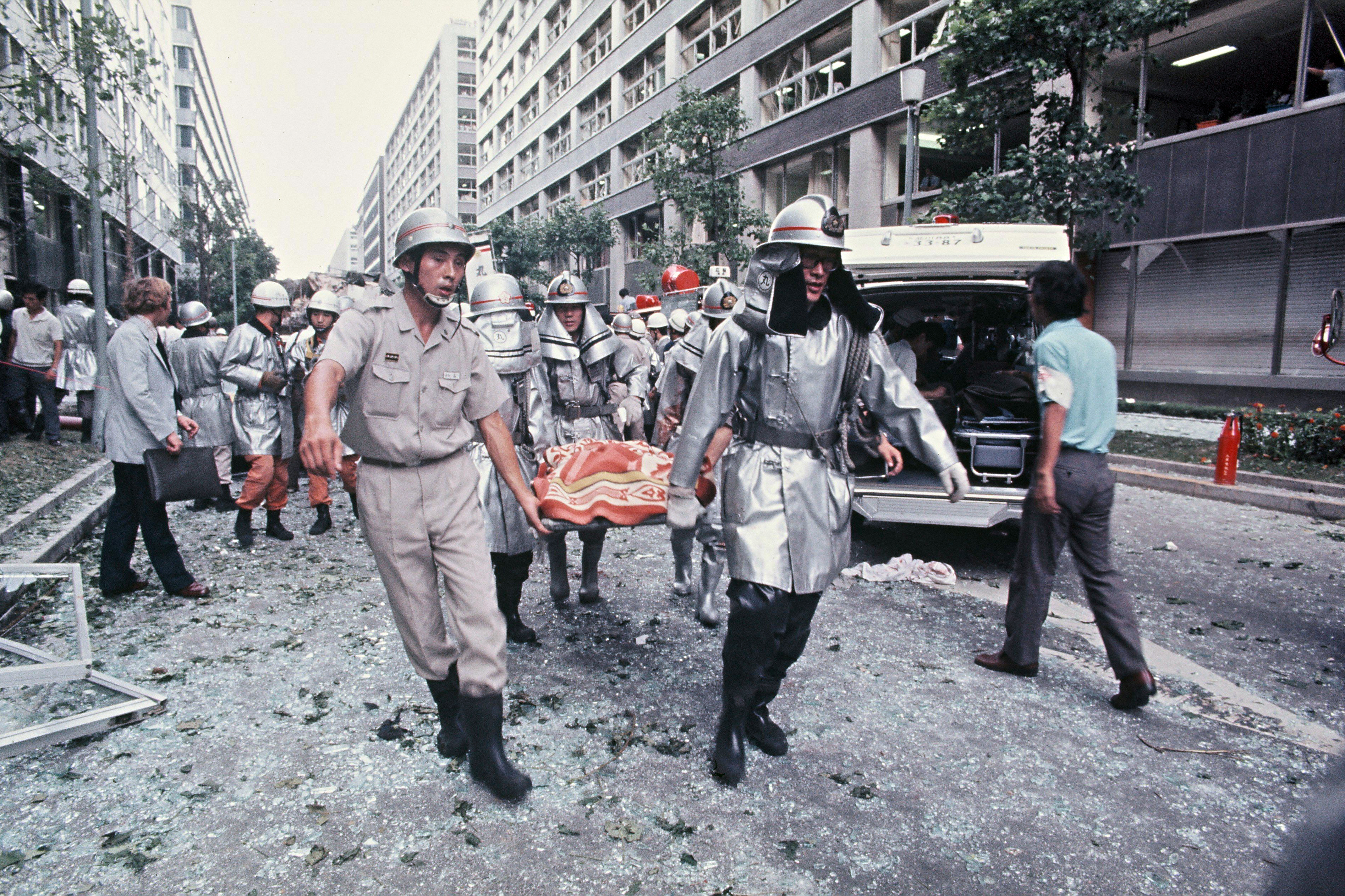 Nach dem Mitsubishi-Bombenanschlag im Jahr 1974 eilen Rettungskräfte zum Unfallort