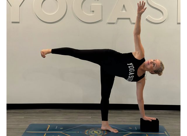 Balancierender Halbmond, Yogalehrer demonstriert Gleichgewichtsübungen, um mobil zu bleiben