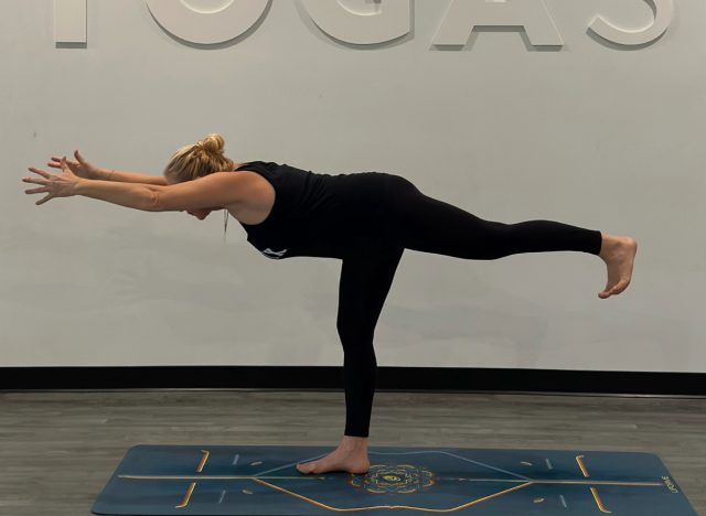 Krieger III, Yogalehrer, der Gleichgewichtsübungen vorführt, um mobil zu bleiben