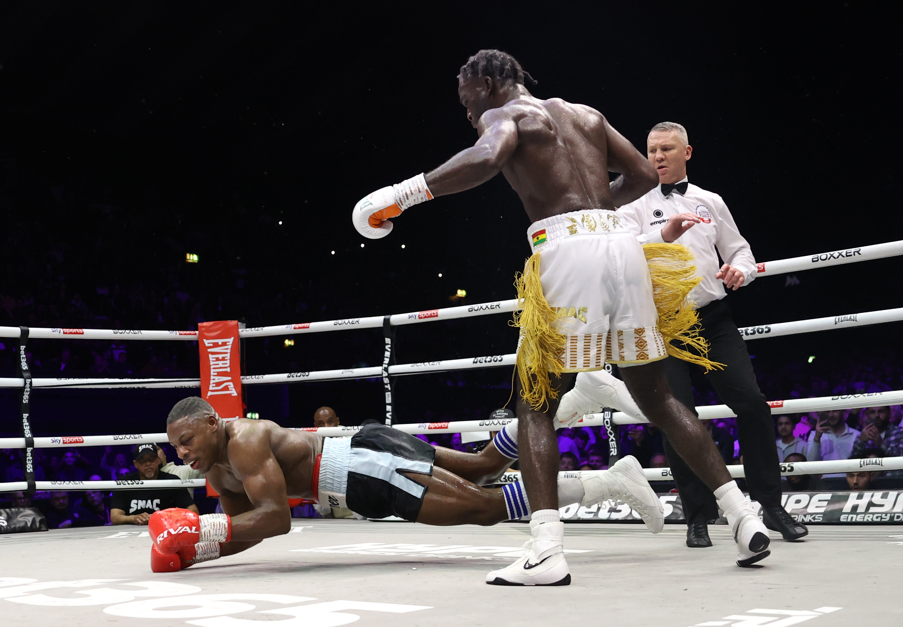 Buatsi schlägt Azeez während des britischen und Commonwealth-Titelkampfs im Halbschwergewicht nieder