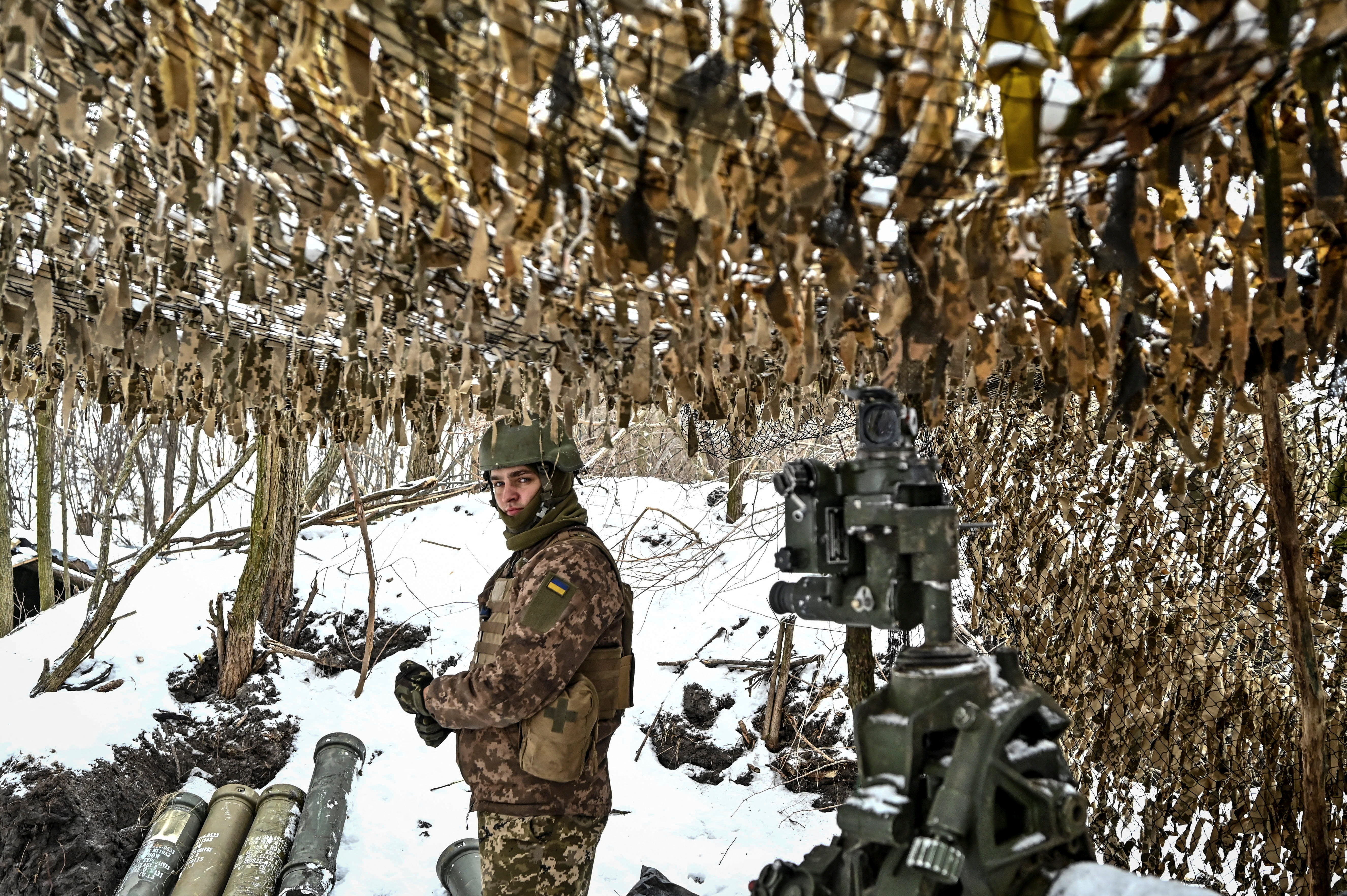 Ein ukrainischer Soldat steht neben einer M777-Haubitze an einer Position nahe einer Frontlinie