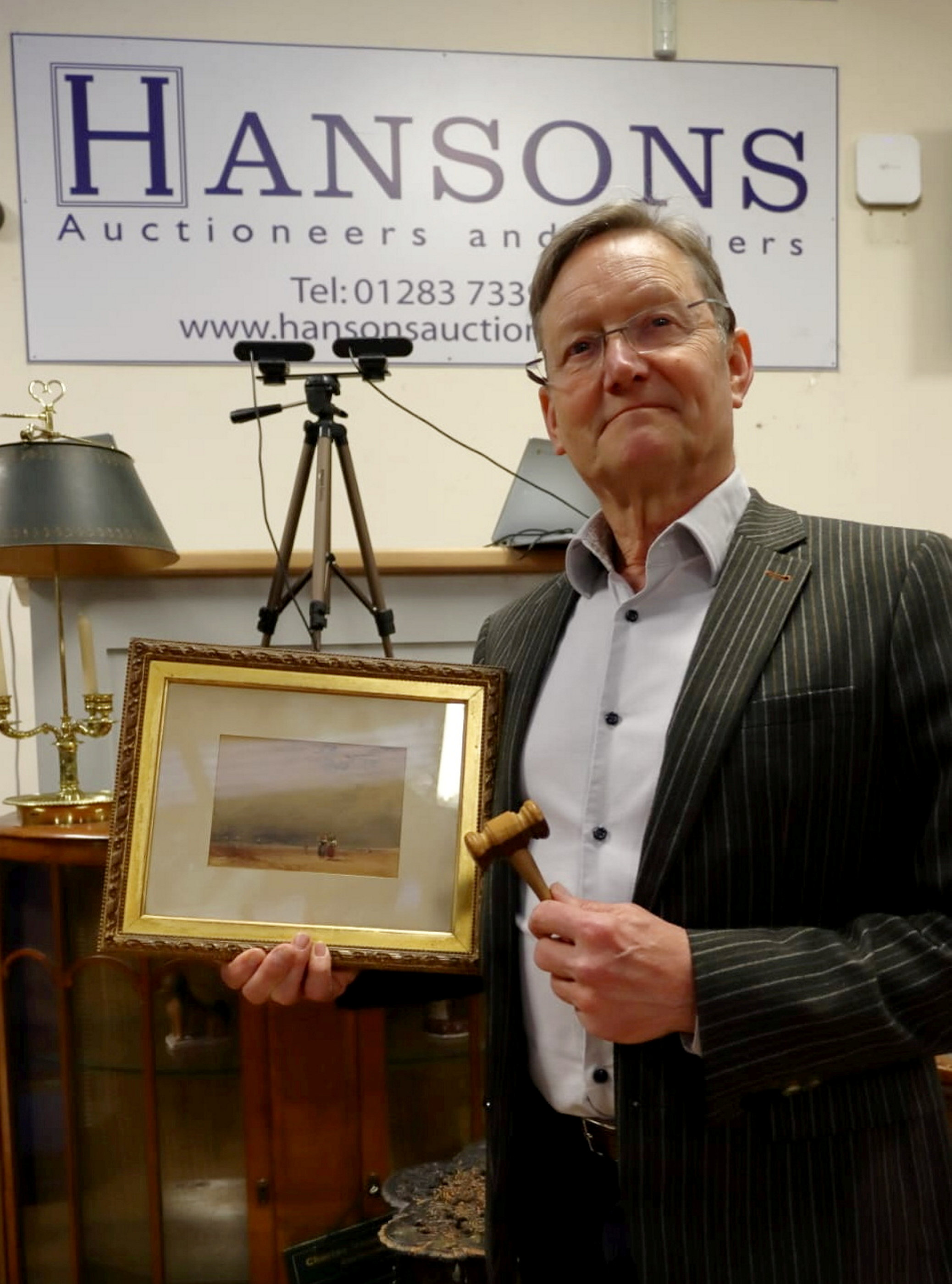 Auktionator Adrian Kinton mit dem Aquarell von David Cox, das für 18.000 £ verkauft wurde