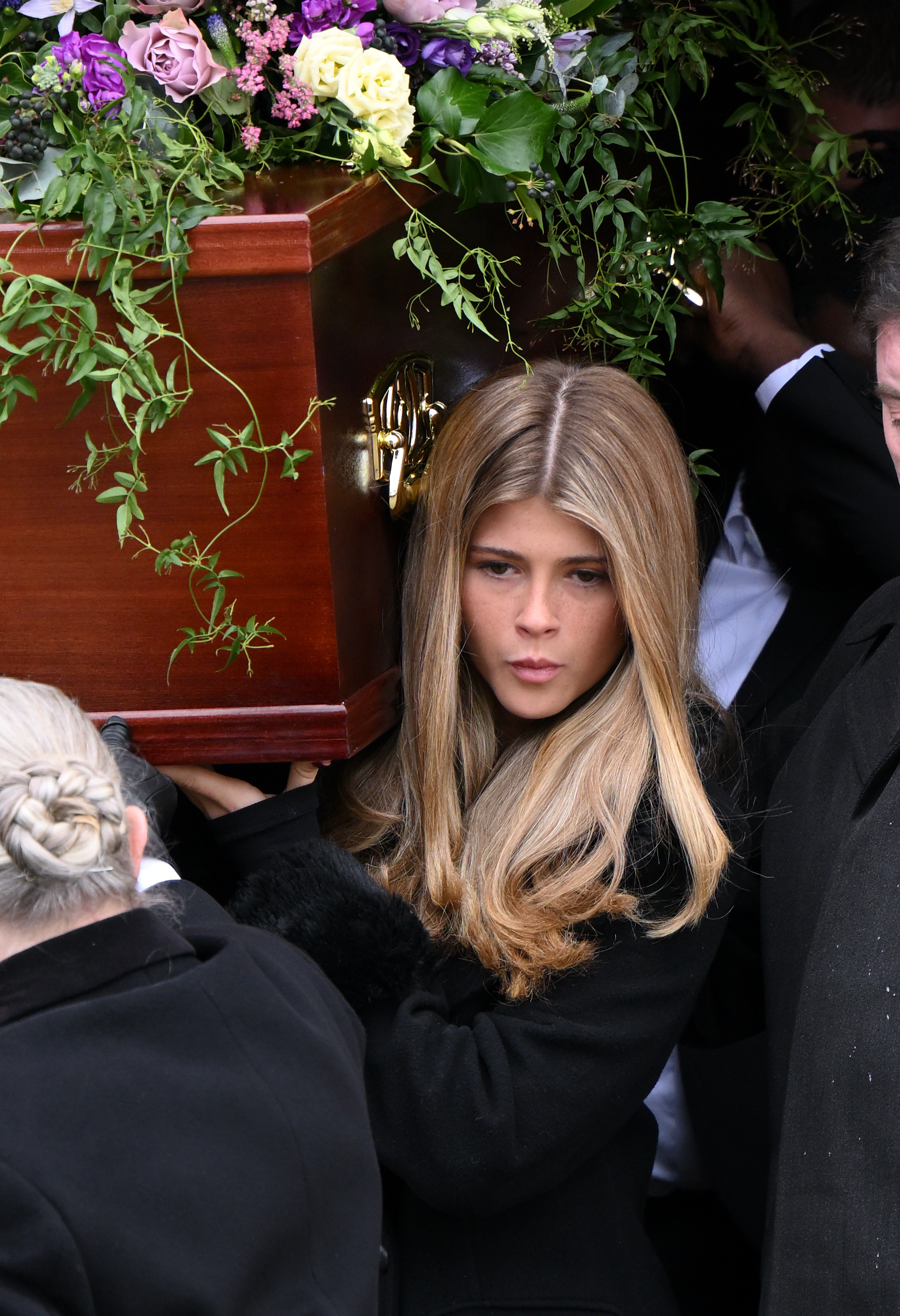 Die 17-jährige Darcey trug den Sarg ihres Vaters bei dessen Beerdigung am Freitag, an der zahlreiche Promis aus Musik, Film und Politik teilnahmen