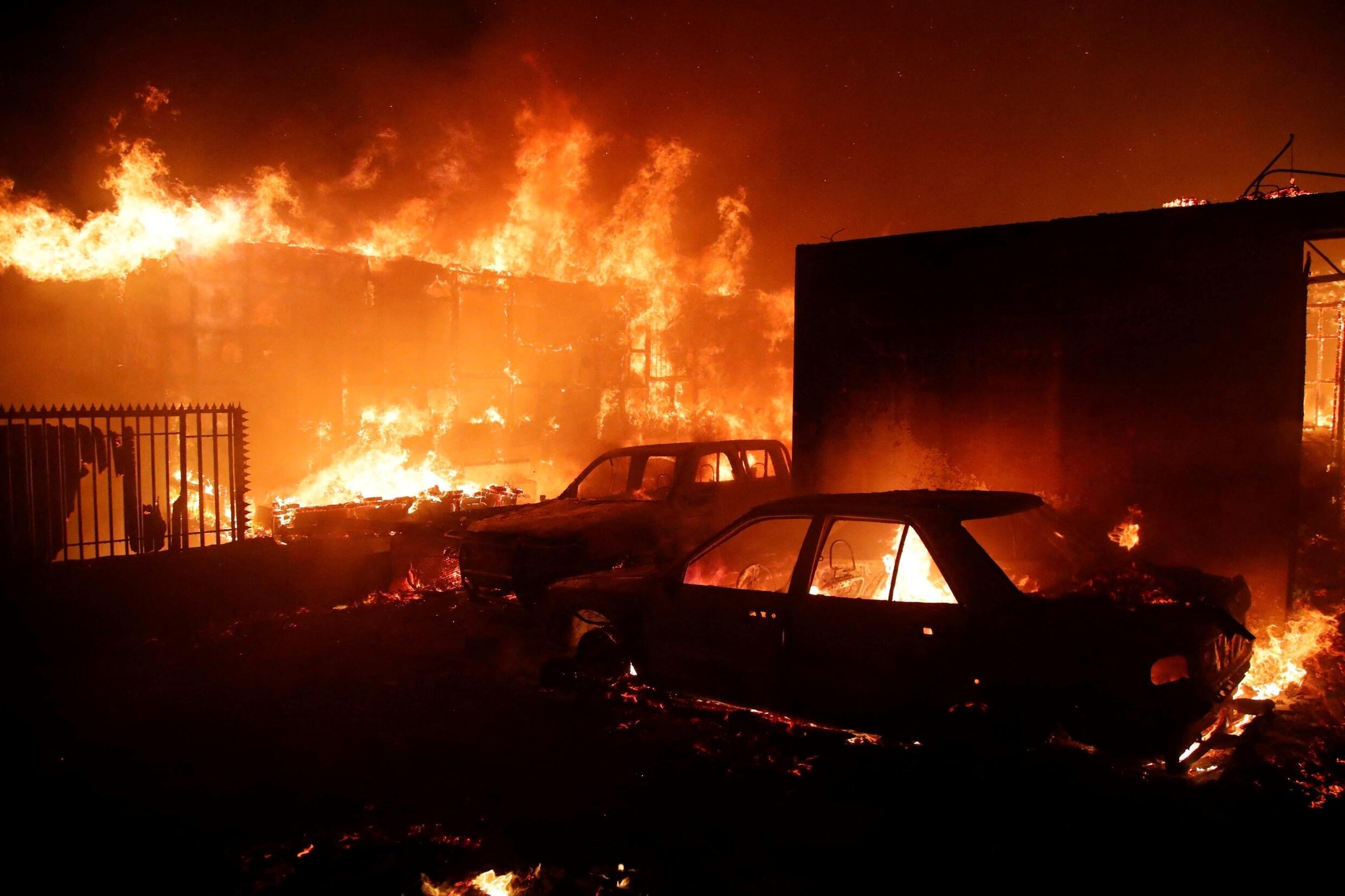 Fahrzeuge und Häuser brennen bei einem Brand in Vina del Mar, Chile, am 2. Februar 2024.