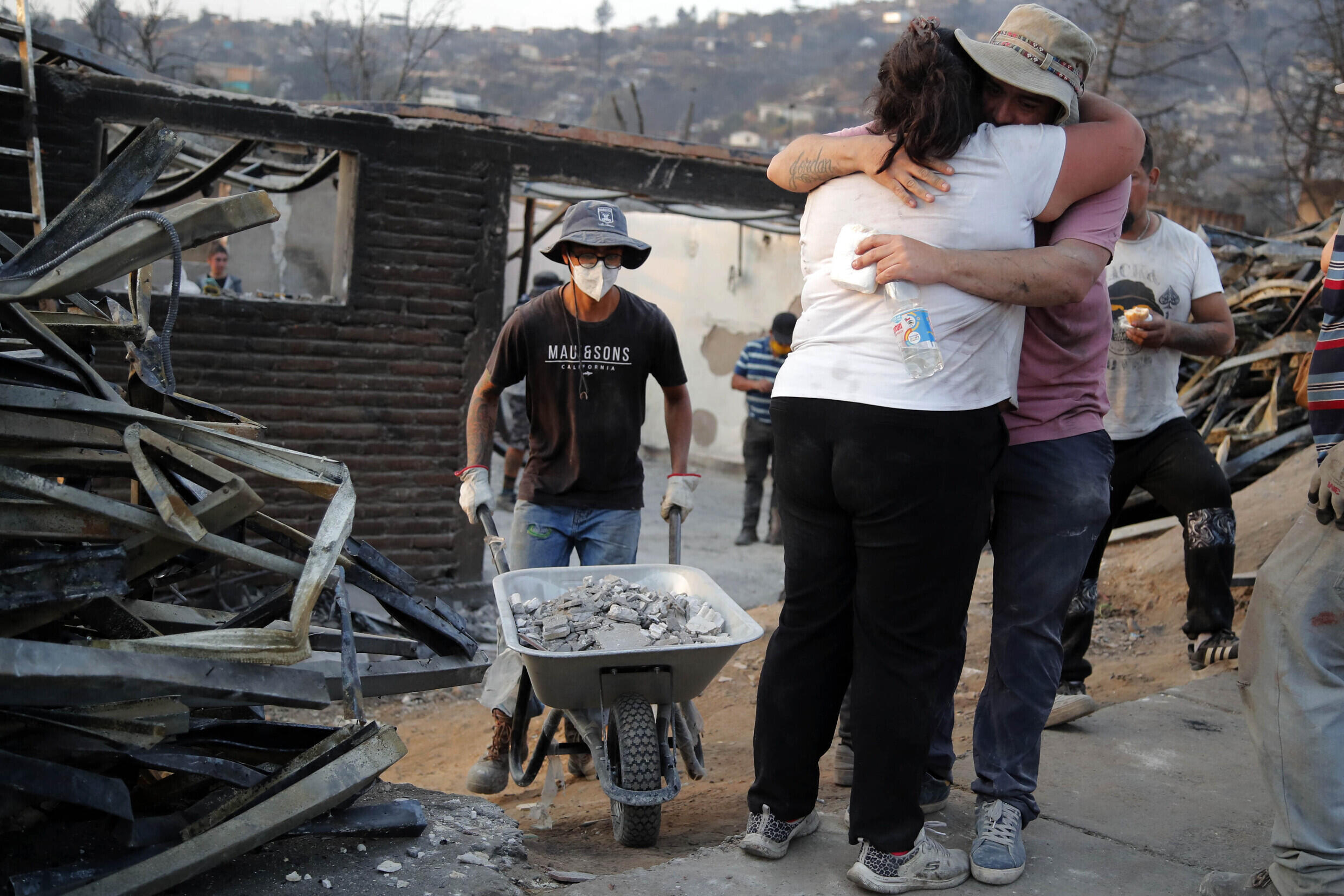 Umarmung eines Paares nach einem Waldbrand in Villa Independencia, Region Valparaiso, Chile am 4. Februar 2024.