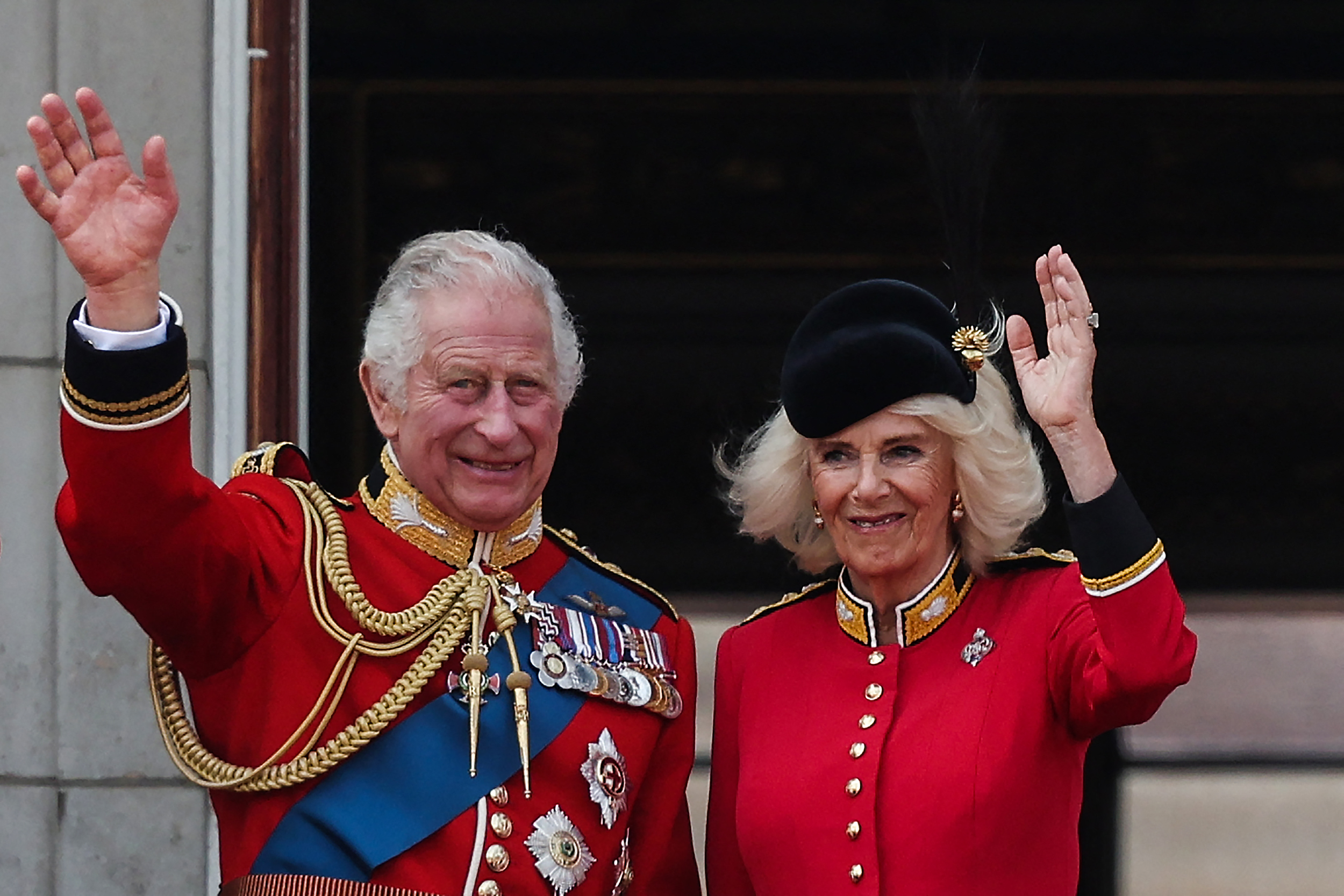 Charles und Camilla winken vom Balkon des Buckingham Palace, nachdem sie im Juni letzten Jahres an der Parade zum Königsgeburtstag teilgenommen hatten