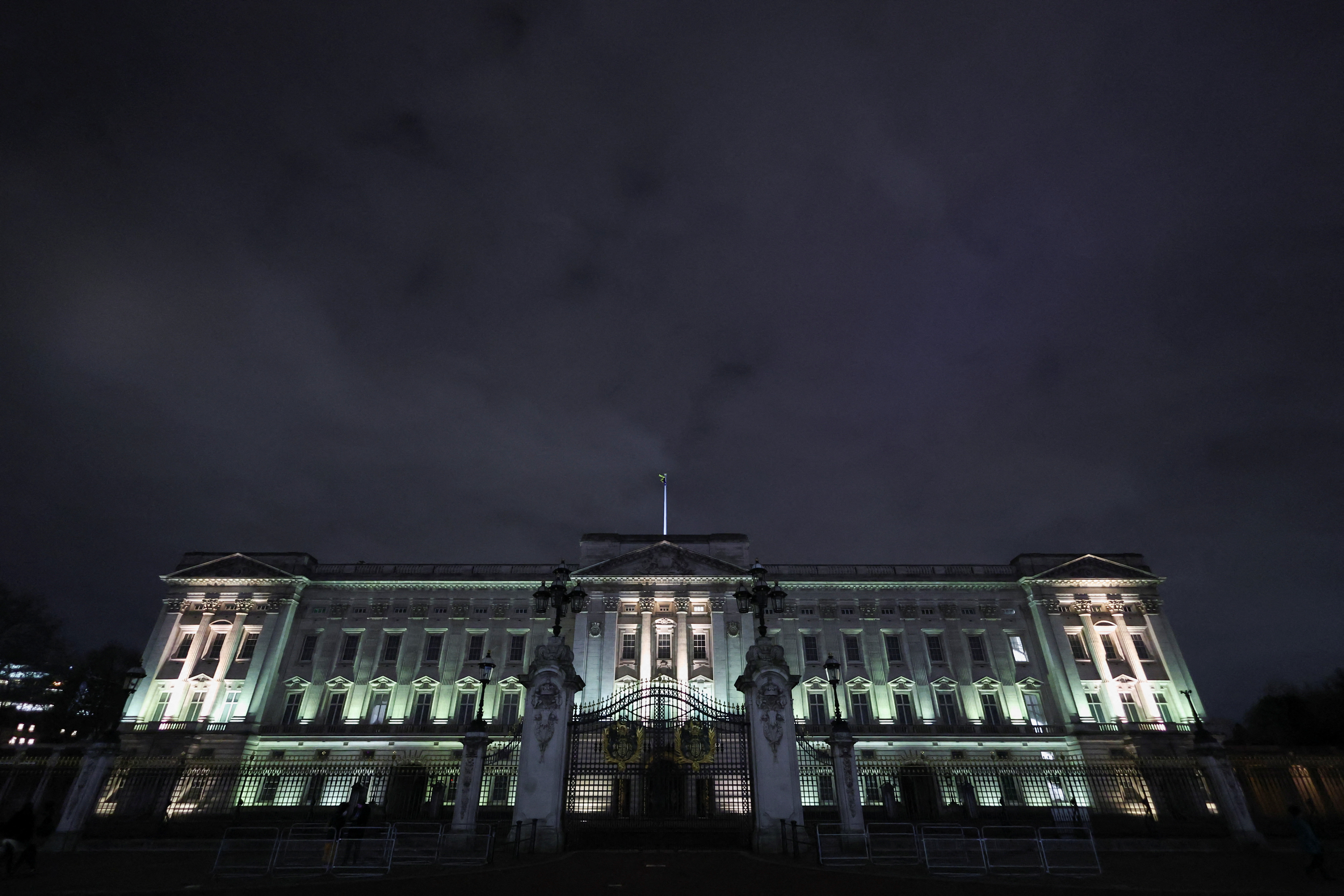 Die Royal Standard fliegt heute Abend im Buckingham Palace