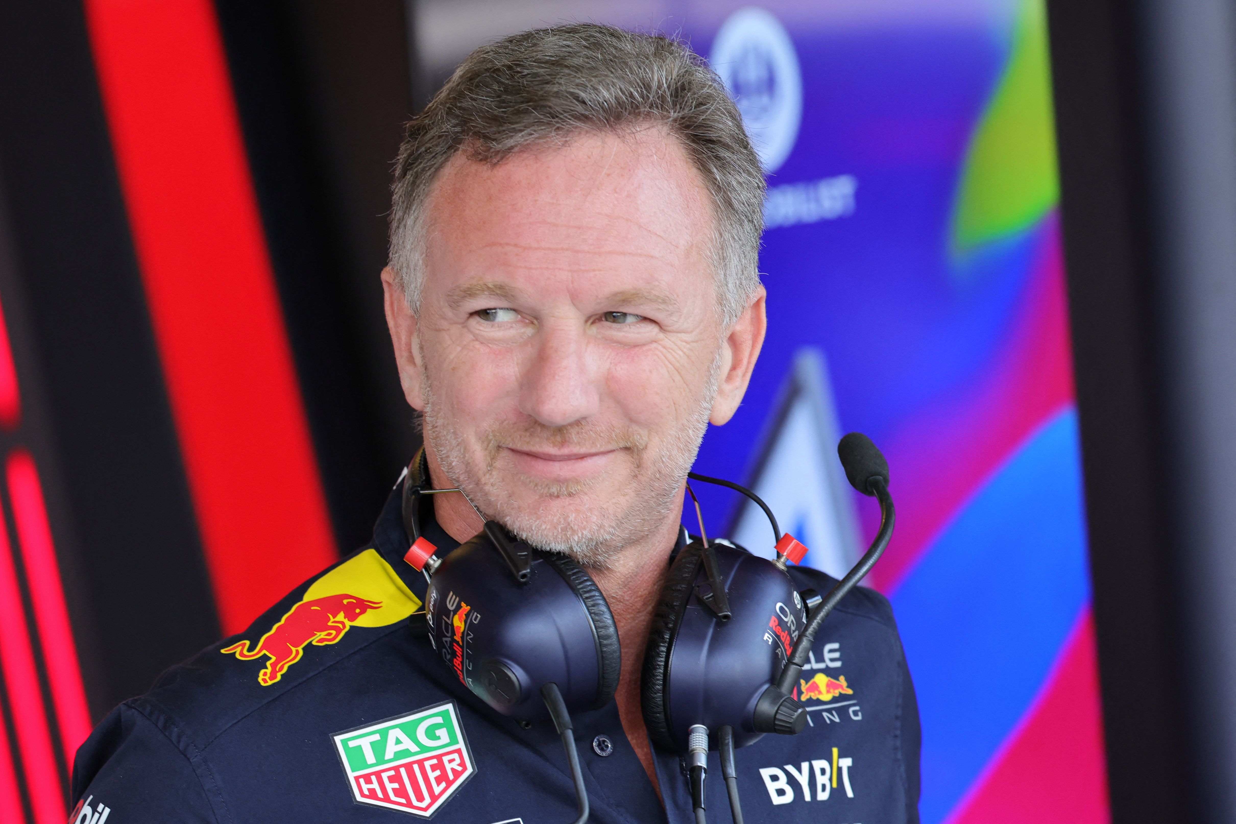 Es wird davon ausgegangen, dass sich die Mitarbeiterin bei der Muttergesellschaft des Teams, Red Bull in Österreich, über Horner beschwert hat