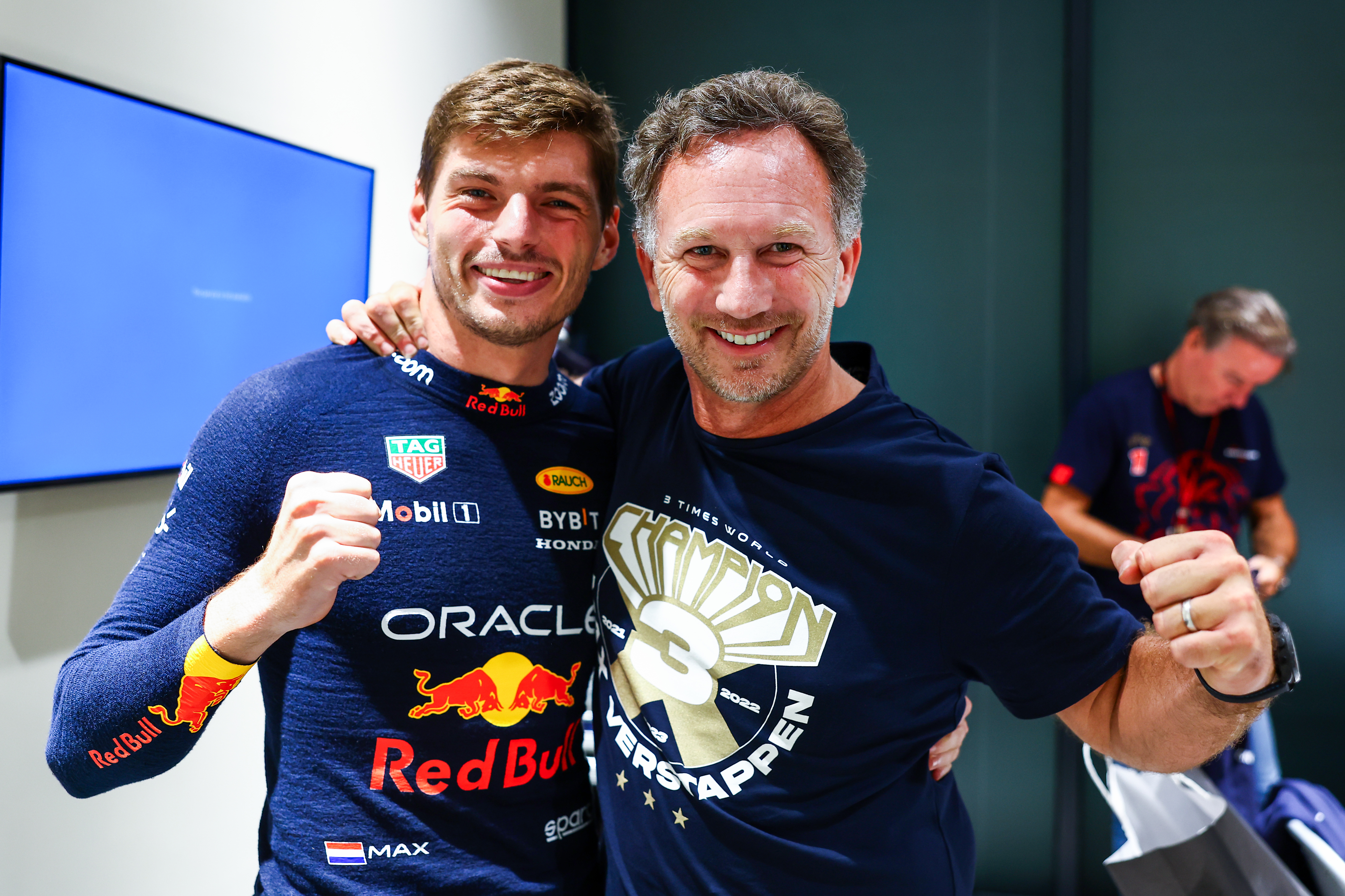 Der Red-Bull-Chef im Bild mit Weltmeister Max Verstappen