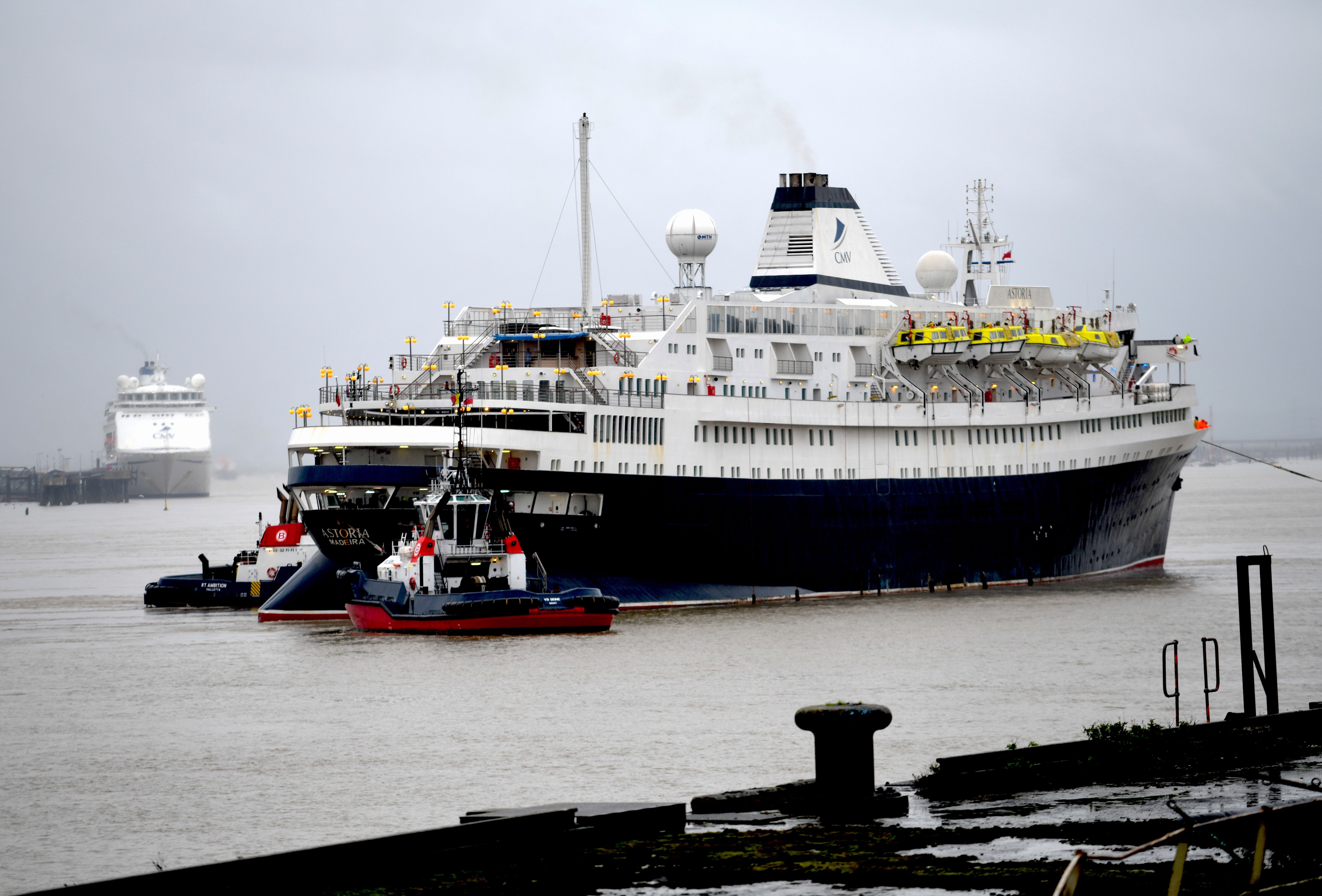 Astoria verlässt die Tilbury Docks und kommt an ihren ehemaligen Flottenkameraden Magellan und Columbus vorbei