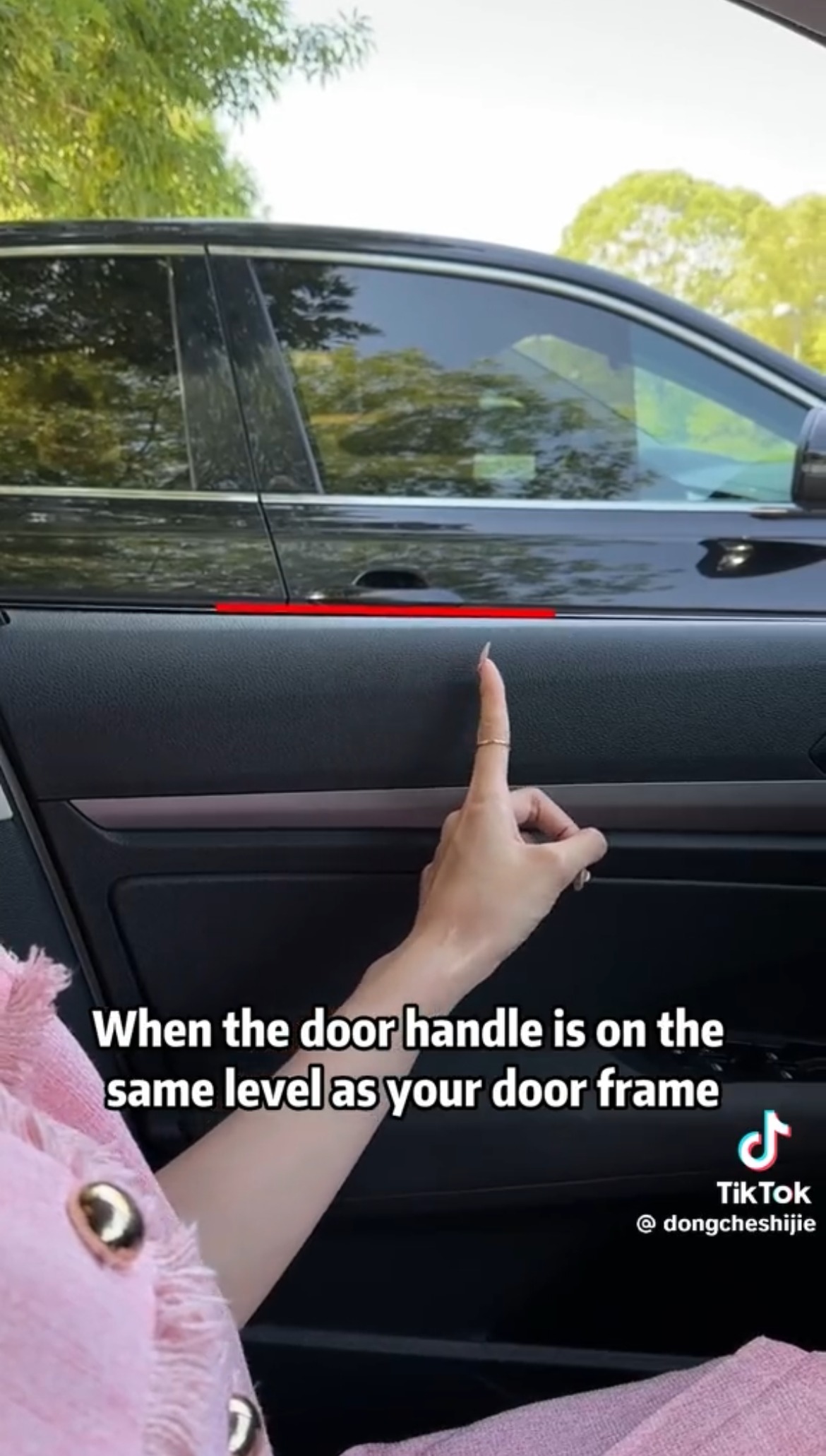 Die erste besteht darin, sicherzustellen, dass Sie beim Öffnen Ihrer Tür nicht mit anderen Autos zusammenstoßen