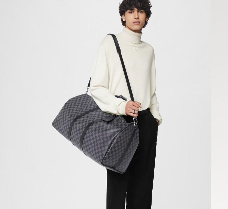 Die Männer, aus denen ihr Team aus Beratern, Stylisten und Assistenten besteht, wurden mit diesen Louis Vuitton-Reisetaschen verwöhnt