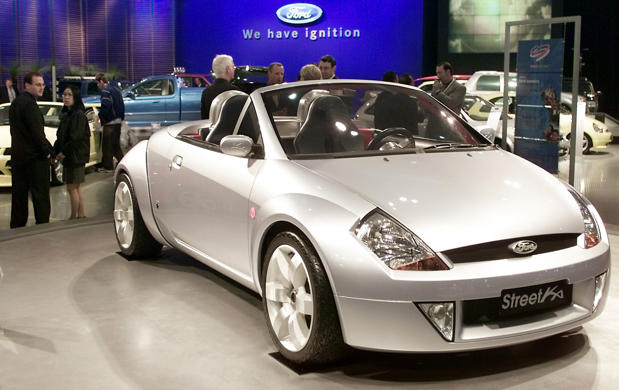 Ford stellt sein neues Konzeptauto Ford StreetKa während des Pressetags auf der Sydney Motor Show am 11. Oktober 2001 in Sydney vor